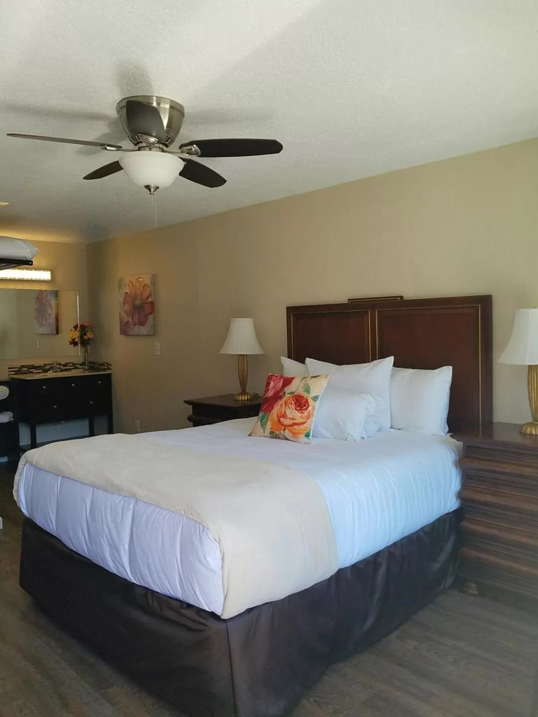 Queen Room in The Waldport Inn