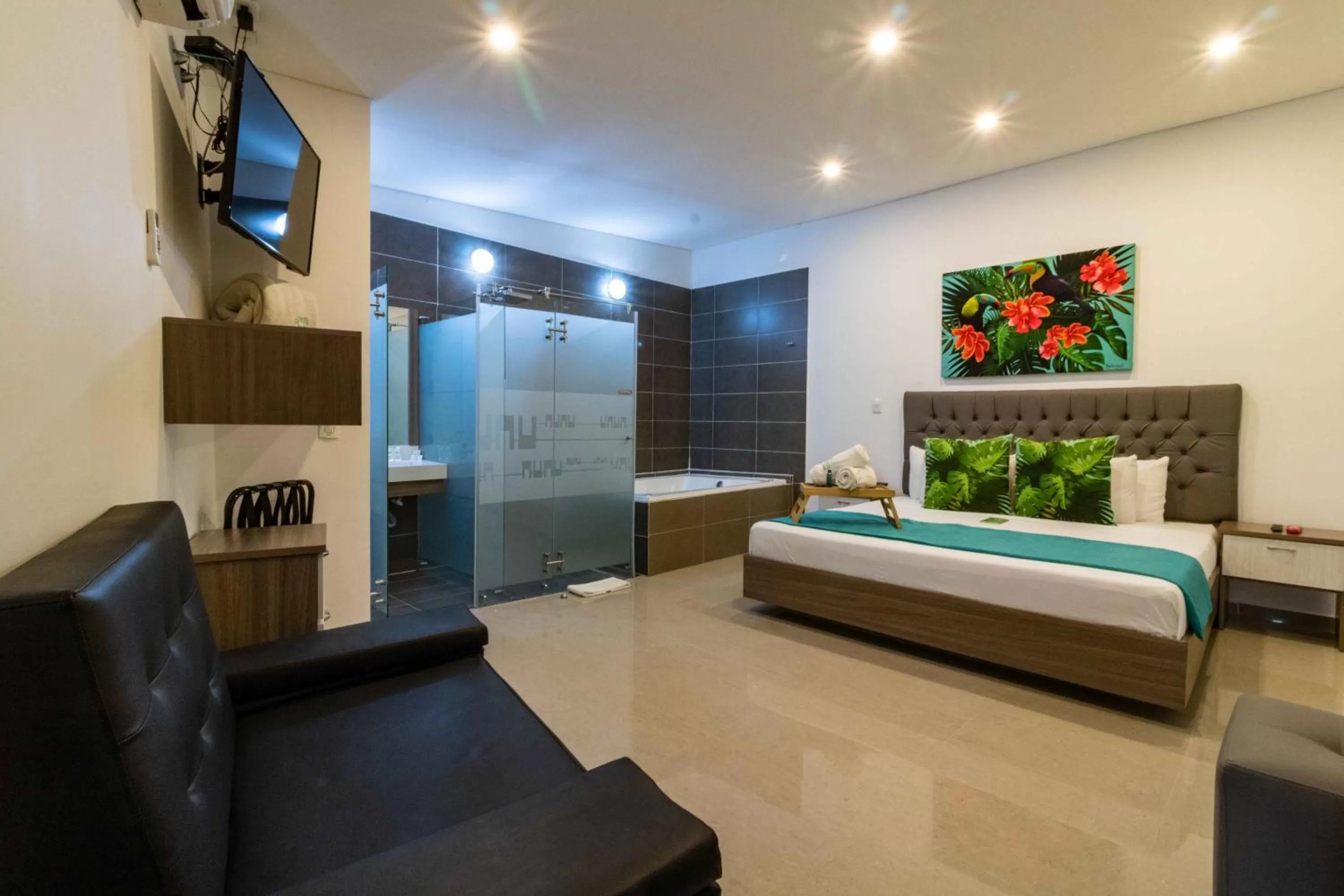 Suite in Lleras Green Hotel