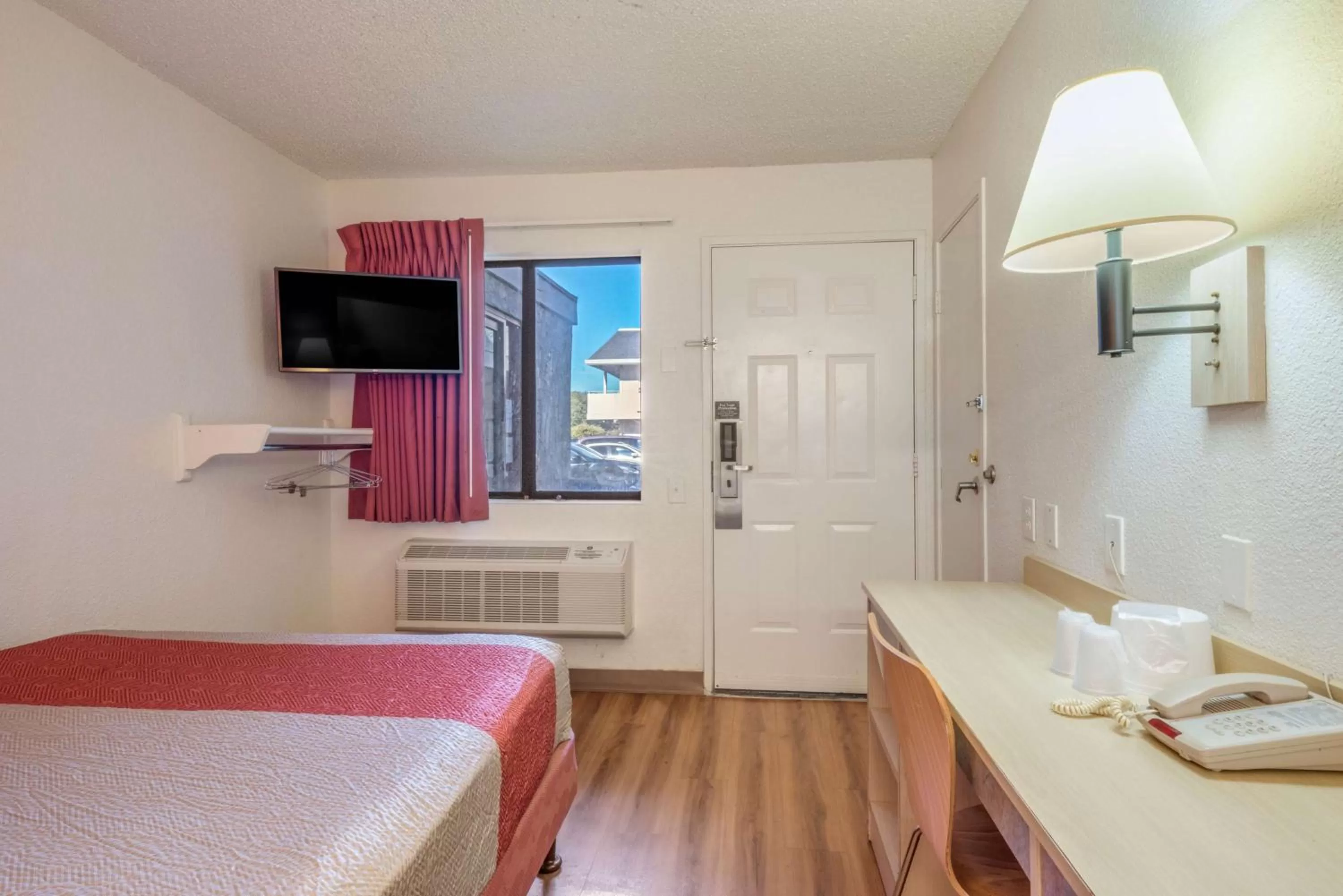Deluxe Queen Room in Motel 6-Fairfield, CA - North
