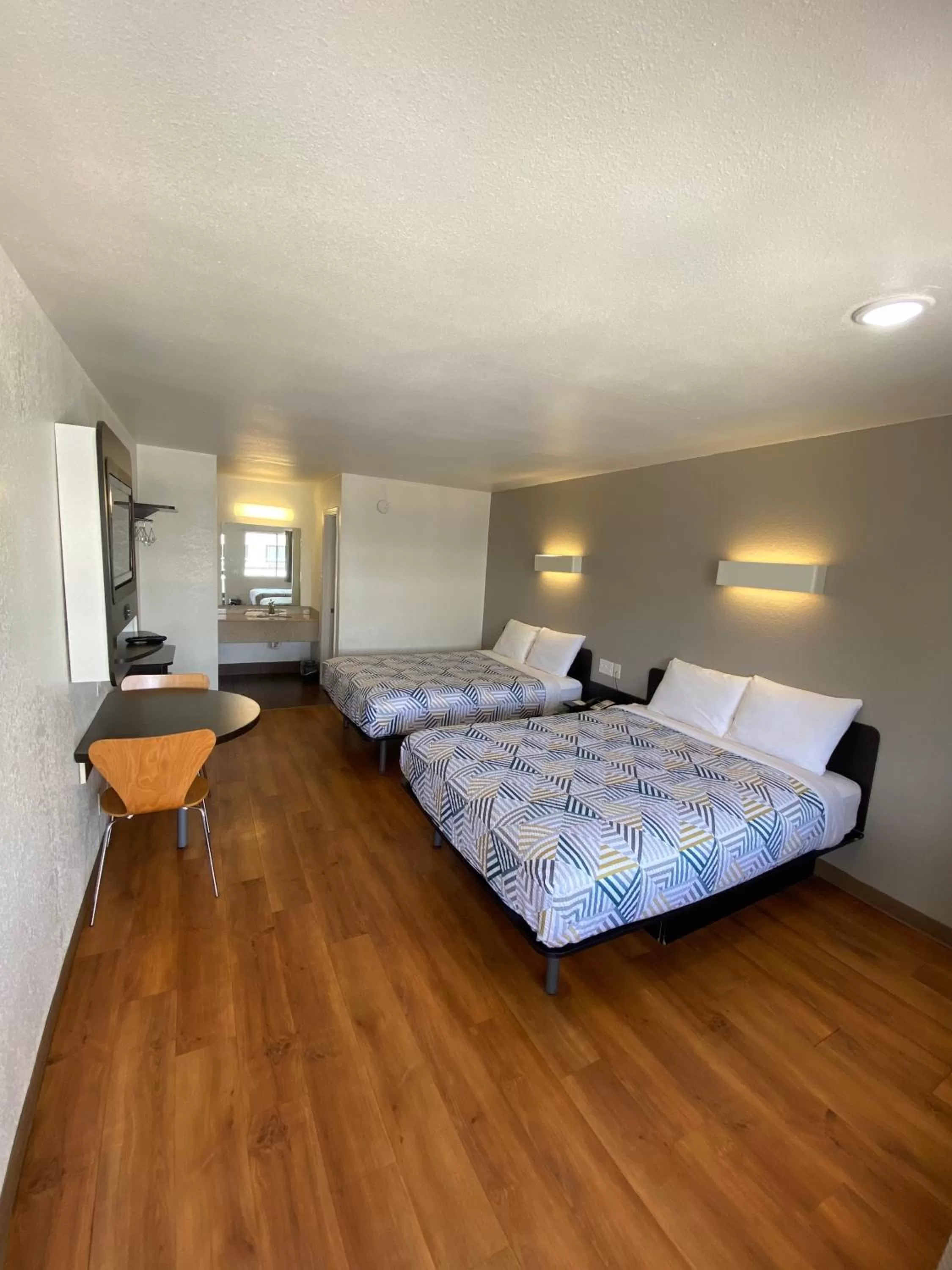 Queen Room with Two Queen Beds - Smoking in Motel 6-Bryan, TX - College Station