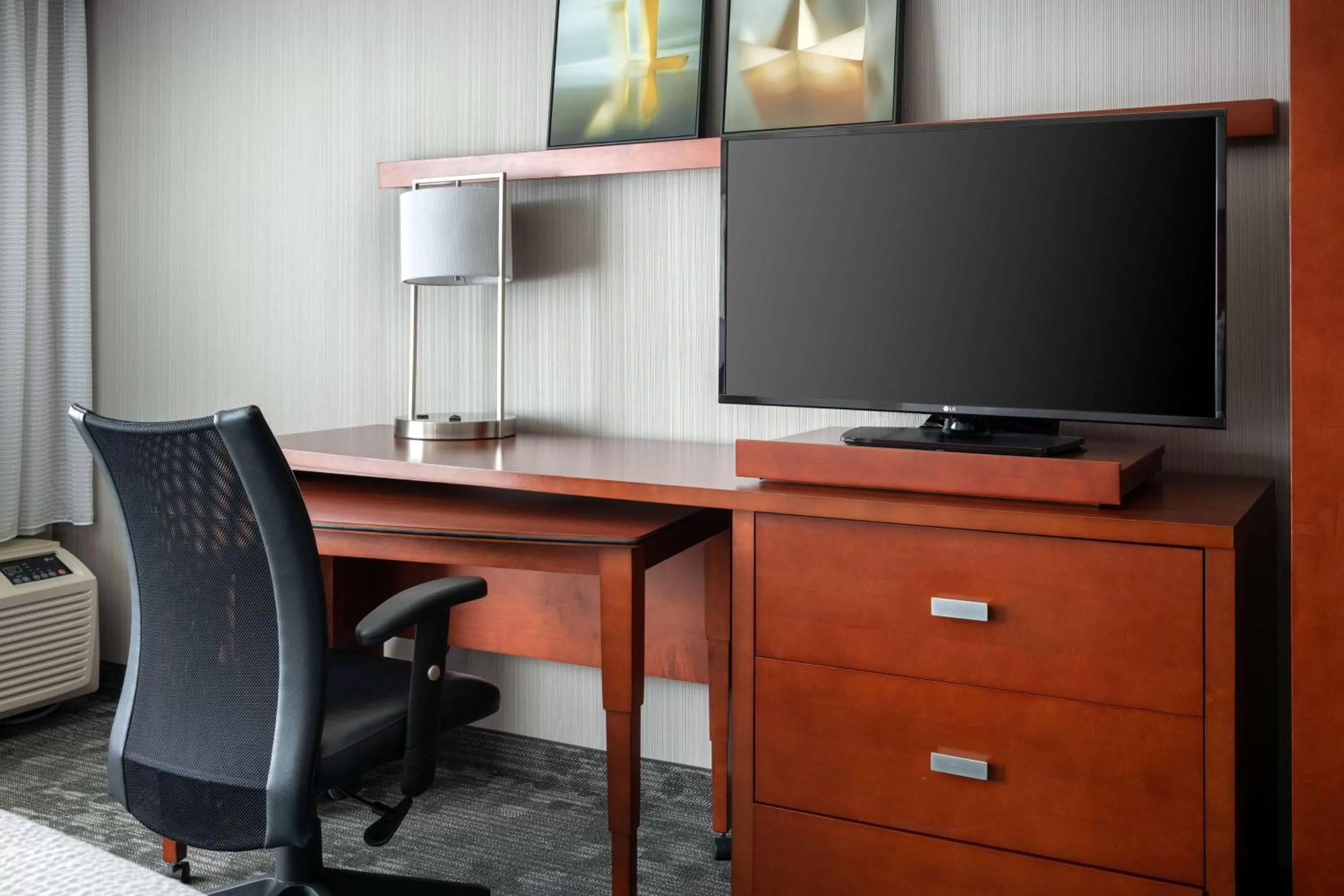 King Room with Pool View in Sonesta Select Camarillo