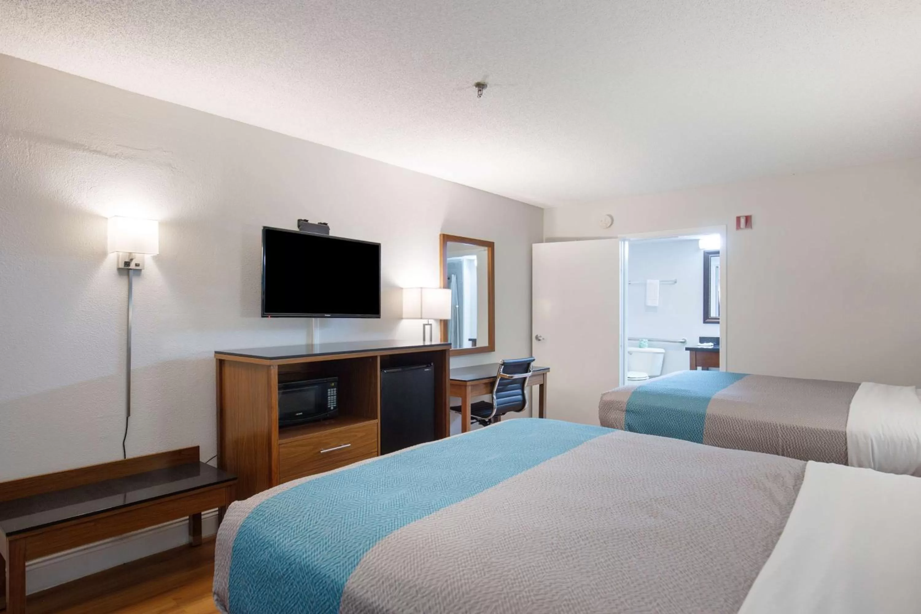 Deluxe Queen Room with Two Queen Beds - Smoking in Motel 6-Albany, GA