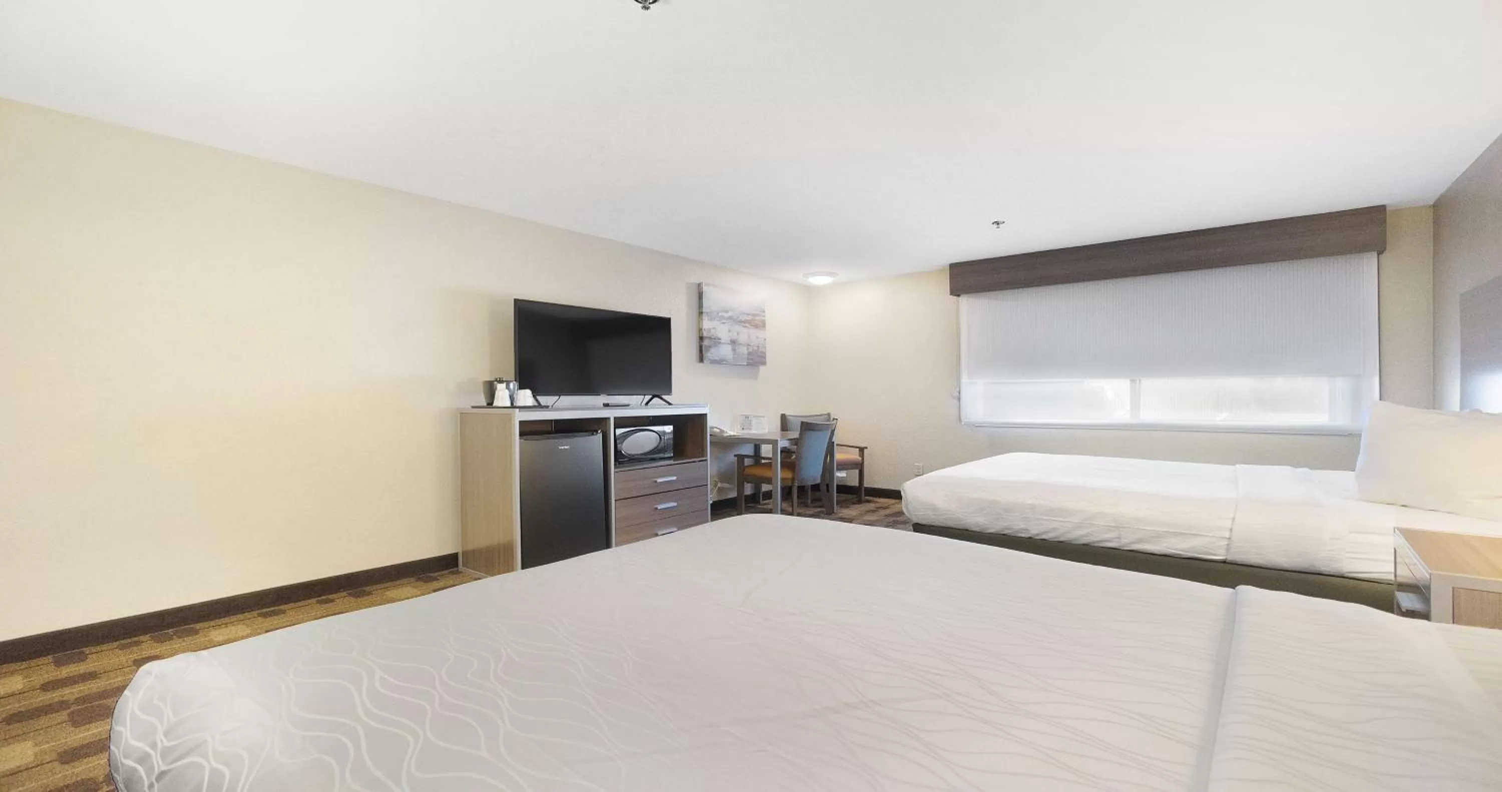 Queen Room with Two Queen Beds and Roll-In Shower - Disability Access in Best Western Amador Inn