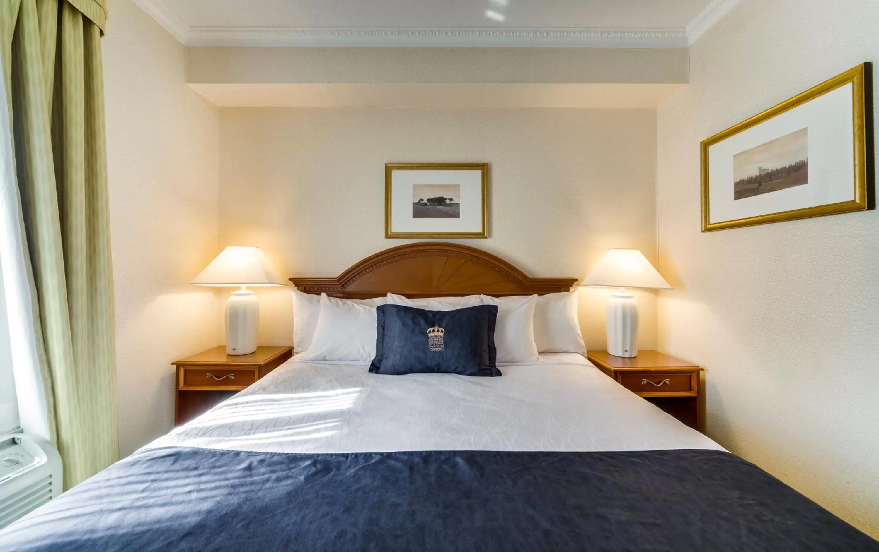 Standard room with 1 king bed in Monte Carlo Inn Toronto West Suites