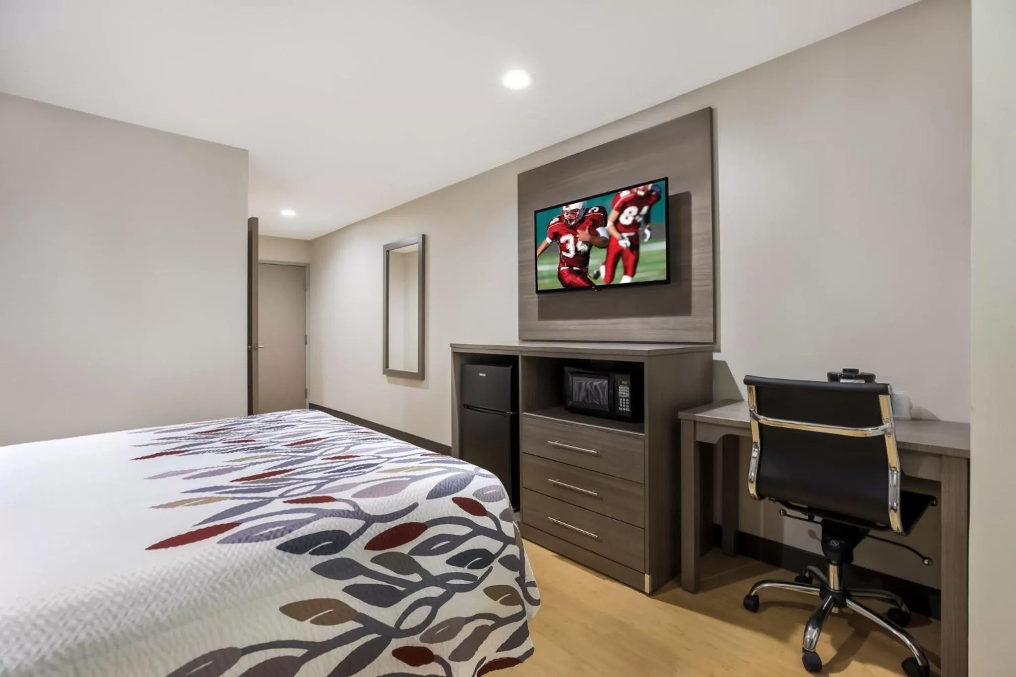 Deluxe Room with One Queen Bed Disability Access Non-Smoking in Red Roof Inn Sulphur