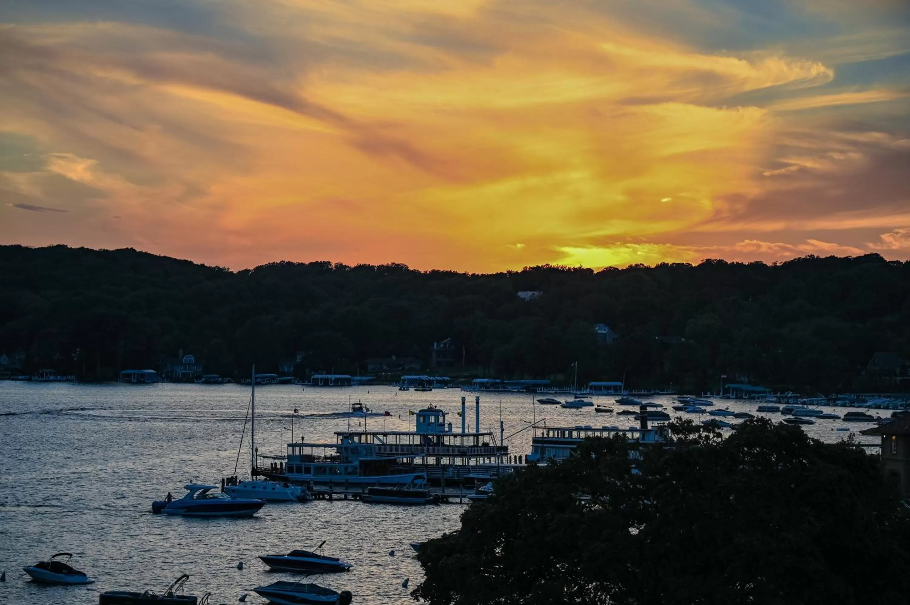 1 King Bed Lakeview - 5th floor - Accessible - Balcony in Harbor Shores on Lake Geneva