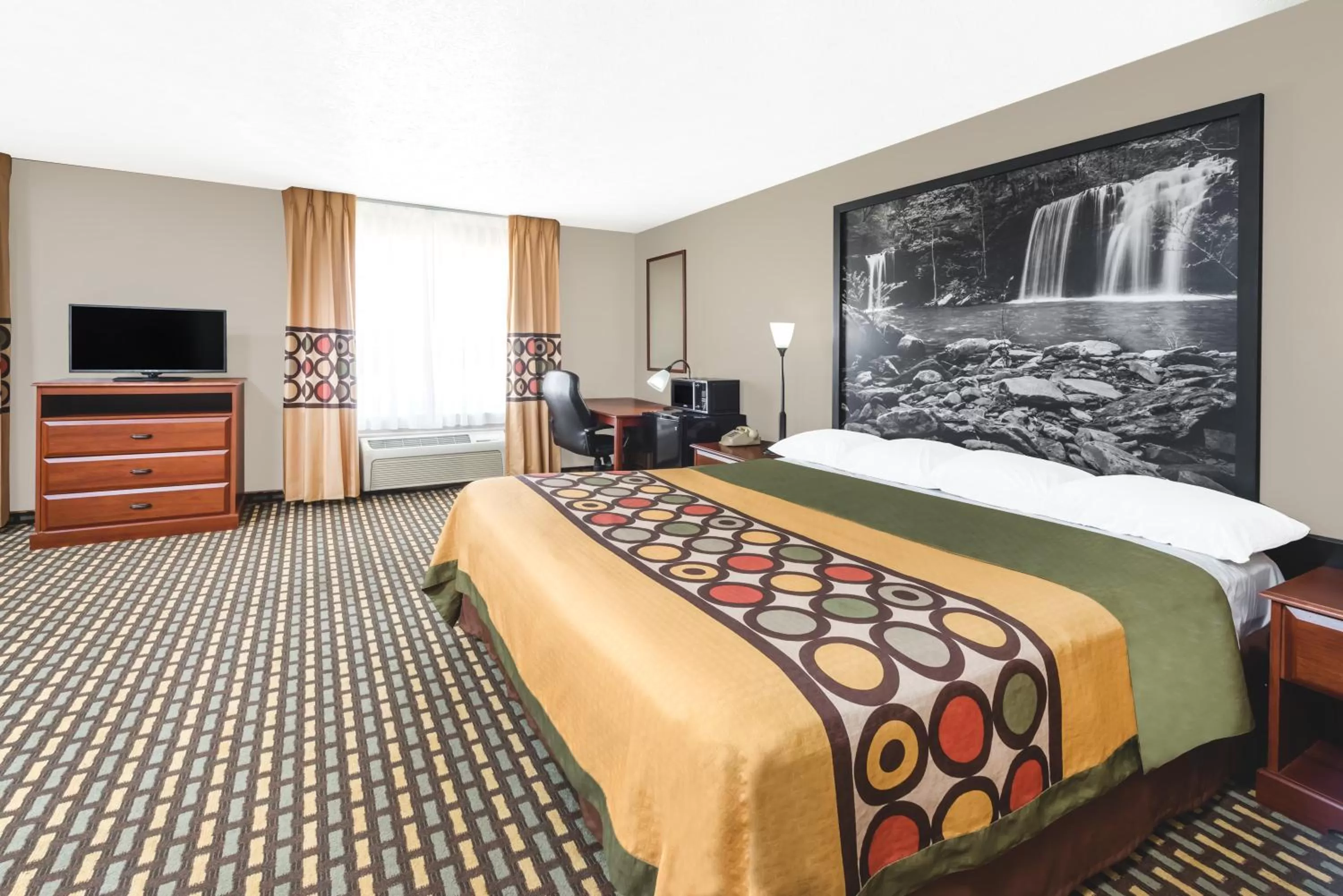 Deluxe King Suite - Non-Smoking in Super 8 by Wyndham Bolivar