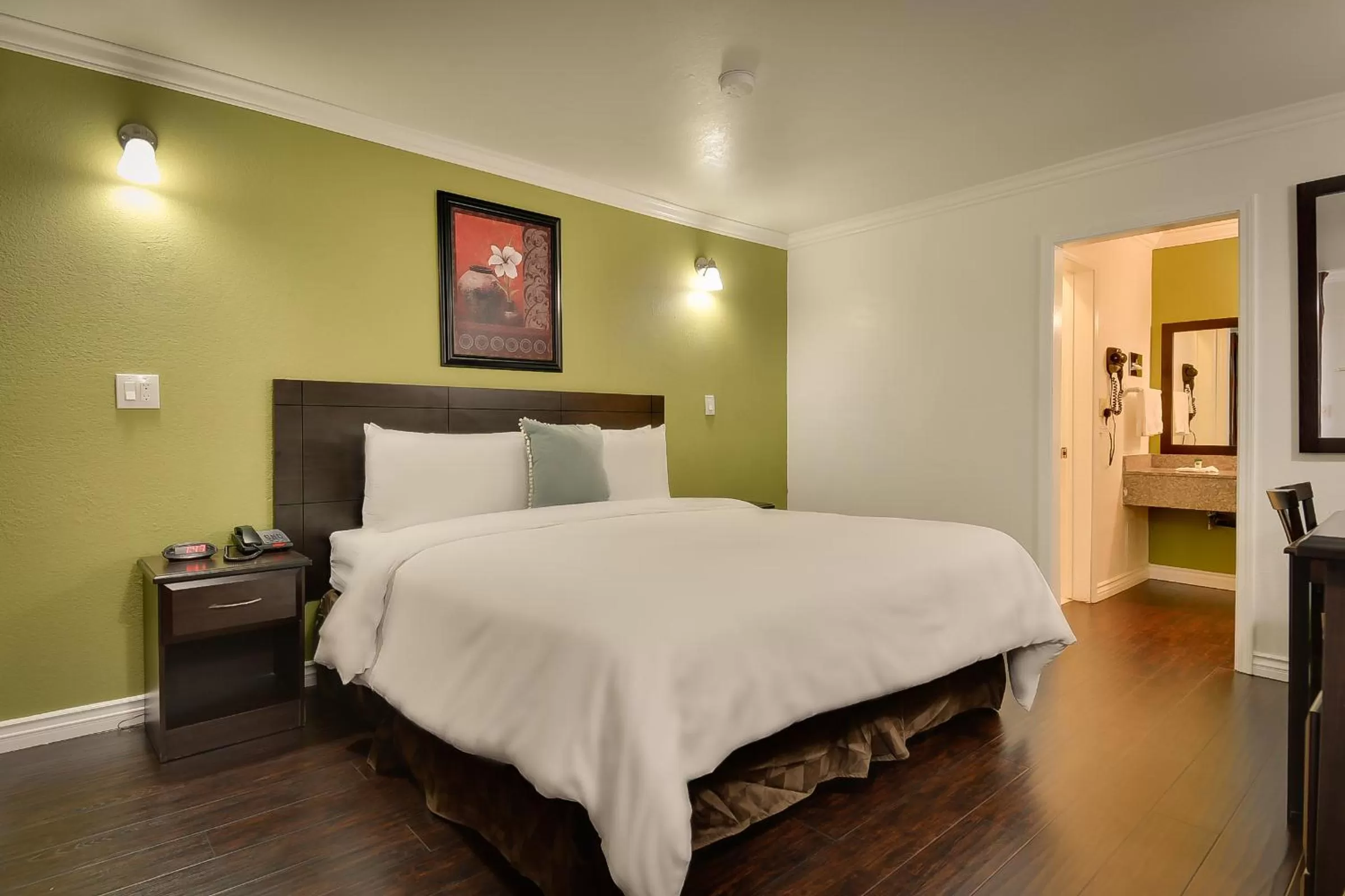 Premium King Room Non-Smoking in Vagabond Inn San Pedro