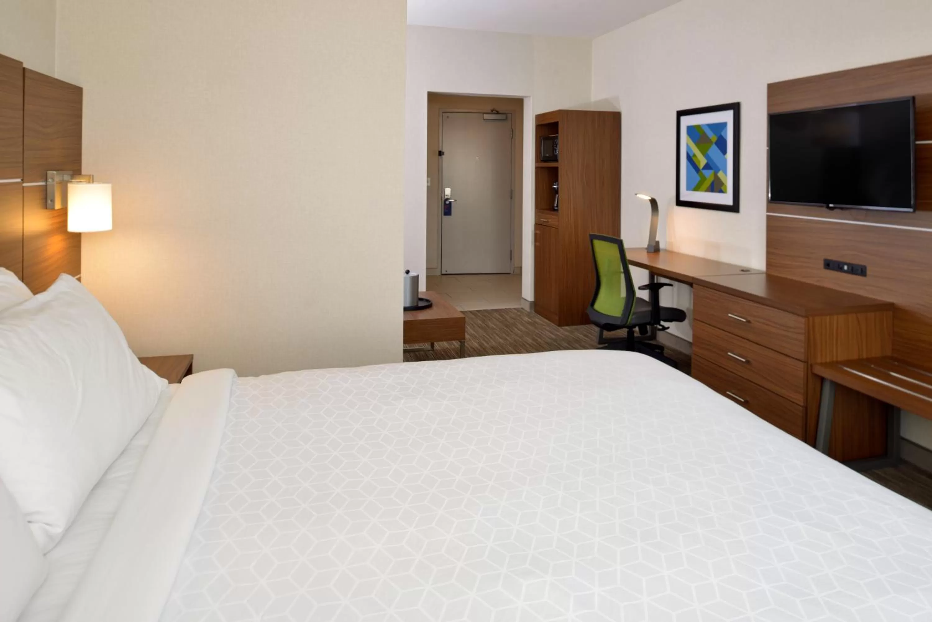King Room with Roll-In Shower - Hearing Accessible in Holiday Inn Express Lodi by IHG