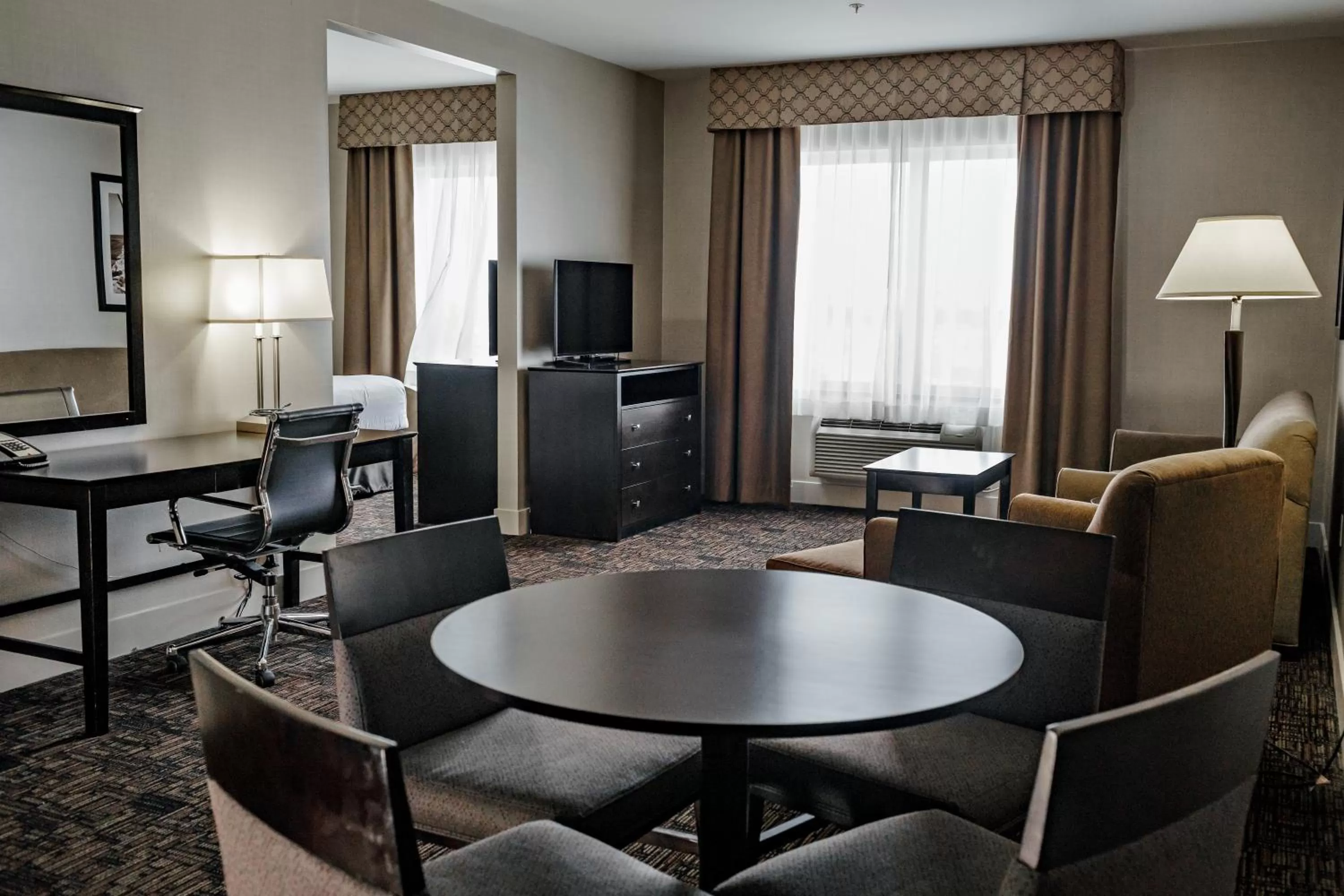 King-1 Bdrm Ste Premium-dining Area-sofa-nsmk in Radisson Hotel Edmonton Airport