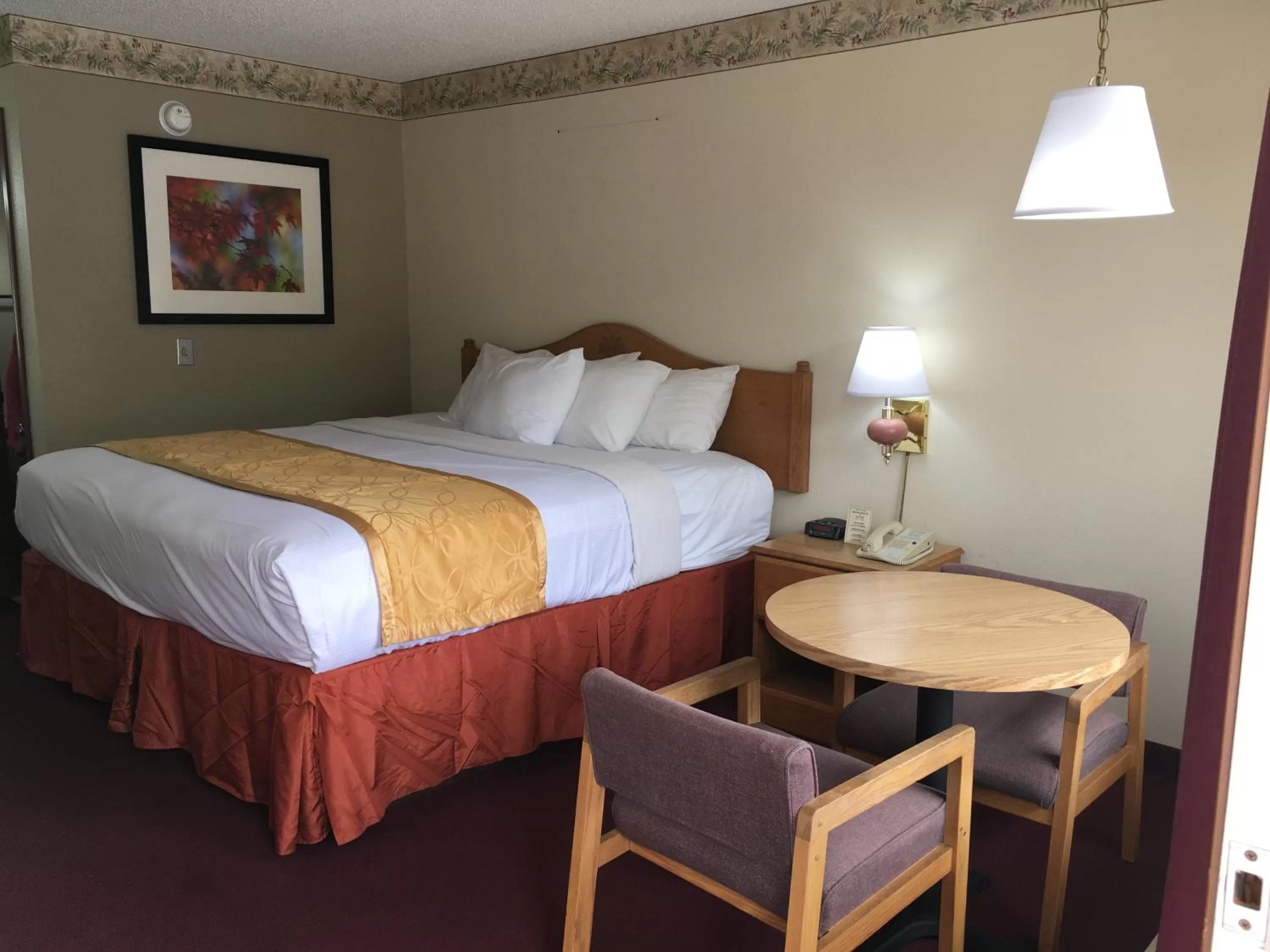 King Room in Spinning Wheel Inn