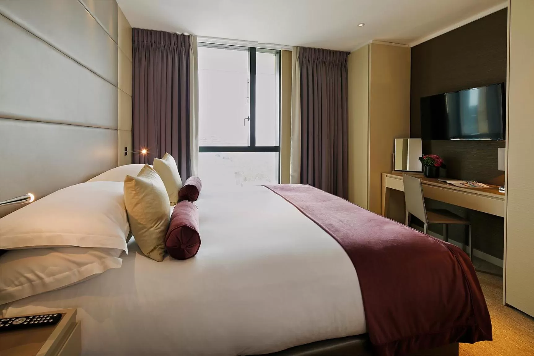 Deluxe Three-Bedroom Apartment with Tower Bridge View in Cheval Three Quays at The Tower of London