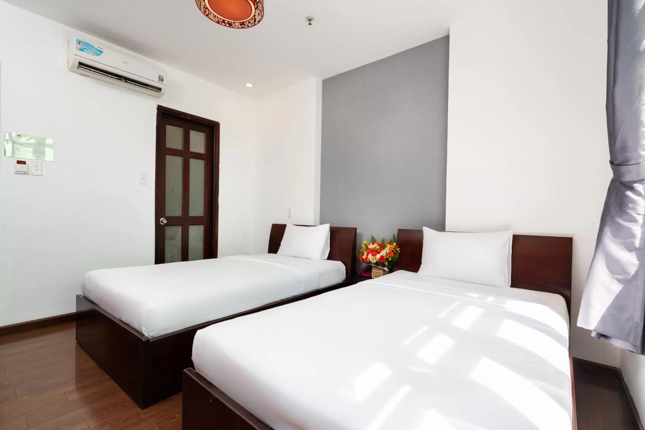 Deluxe Twin Room with Window in A&A Toronto Hotel