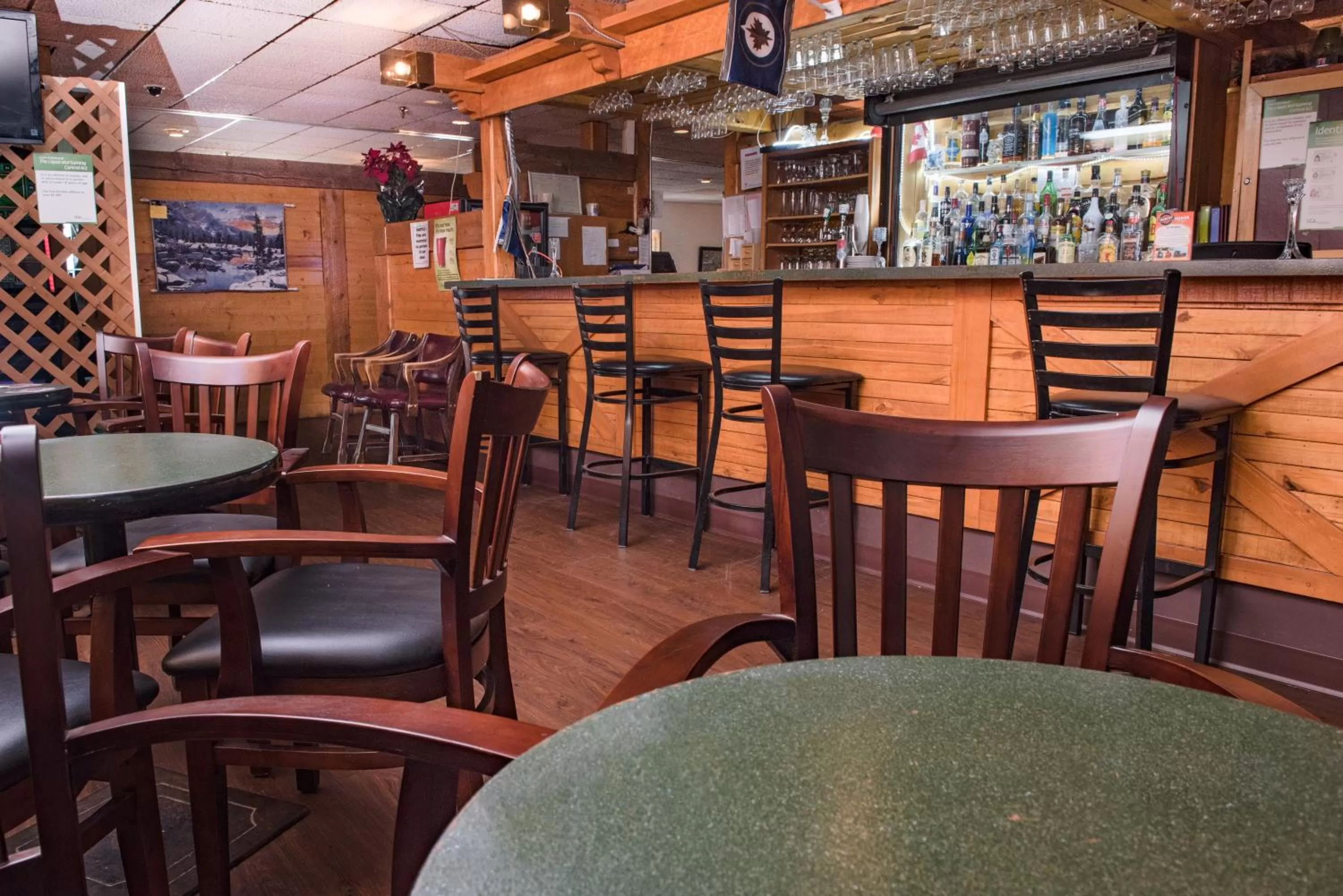 Lounge or bar in Howard Johnson by Wyndham Portage La Prairie