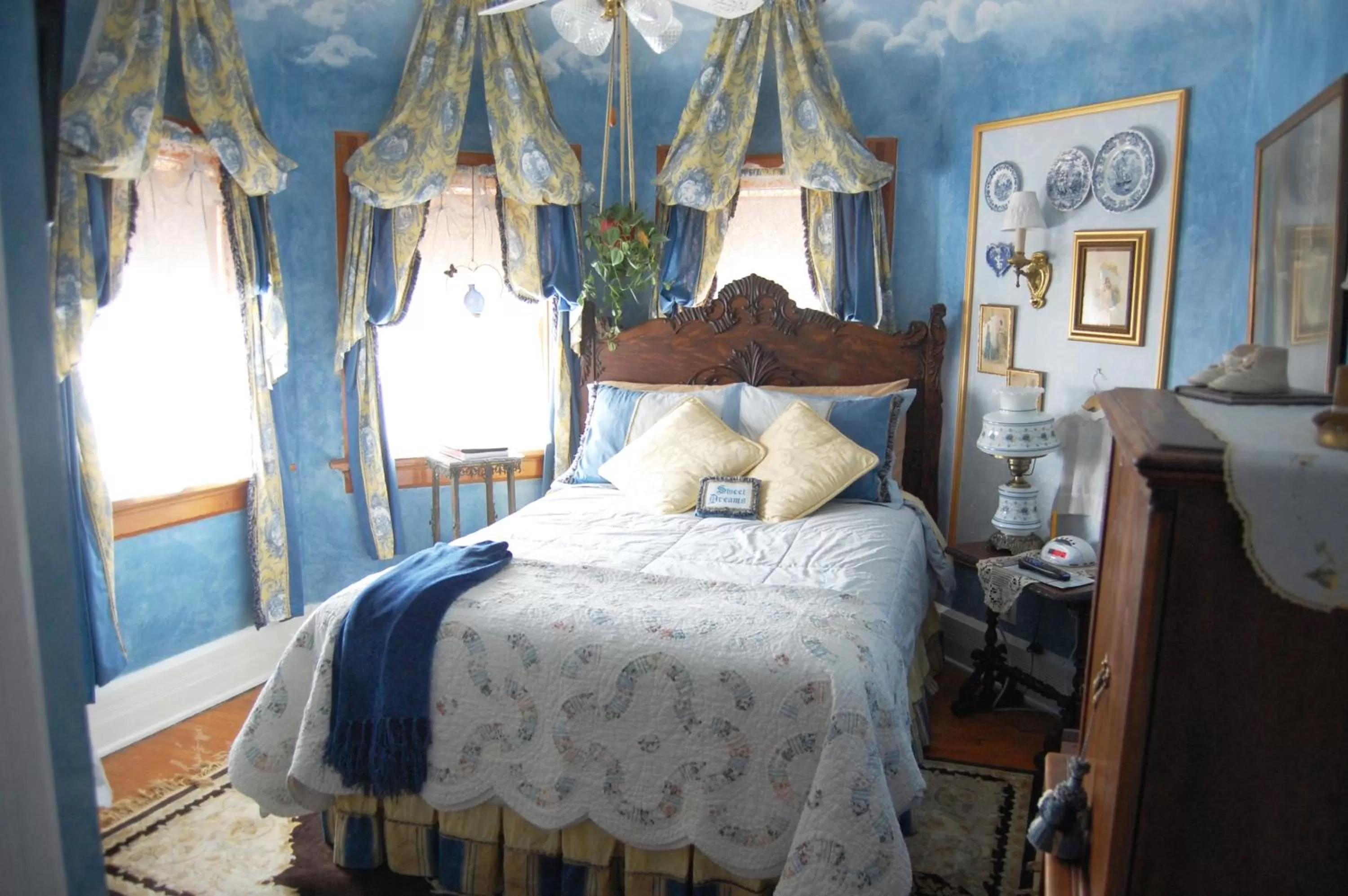 Double Room with Shared Bathroom in Schuster Mansion Bed & Breakfast