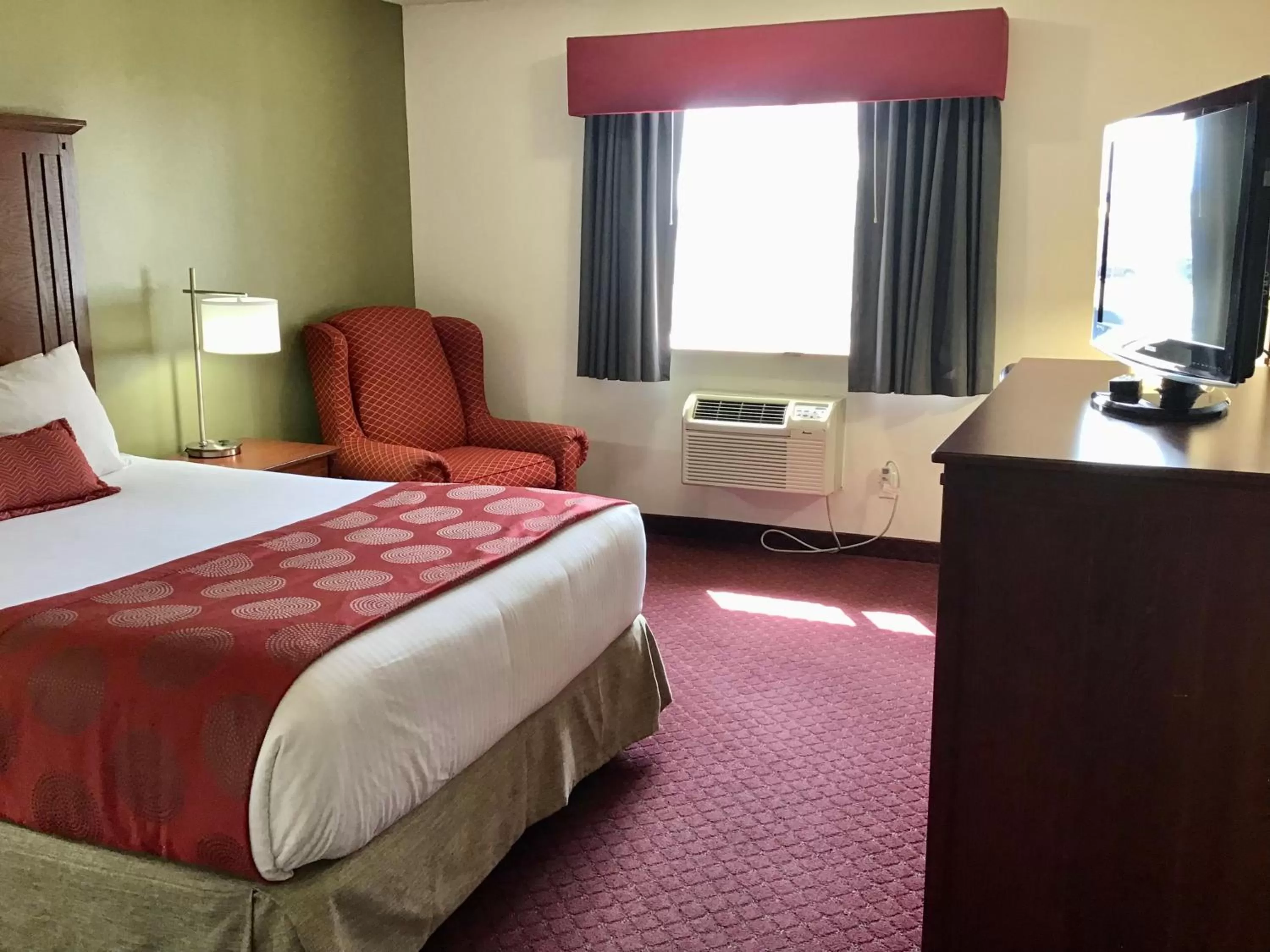Queen Room with One Queen Bed - Non Smoking in Baymont by Wyndham Bozeman