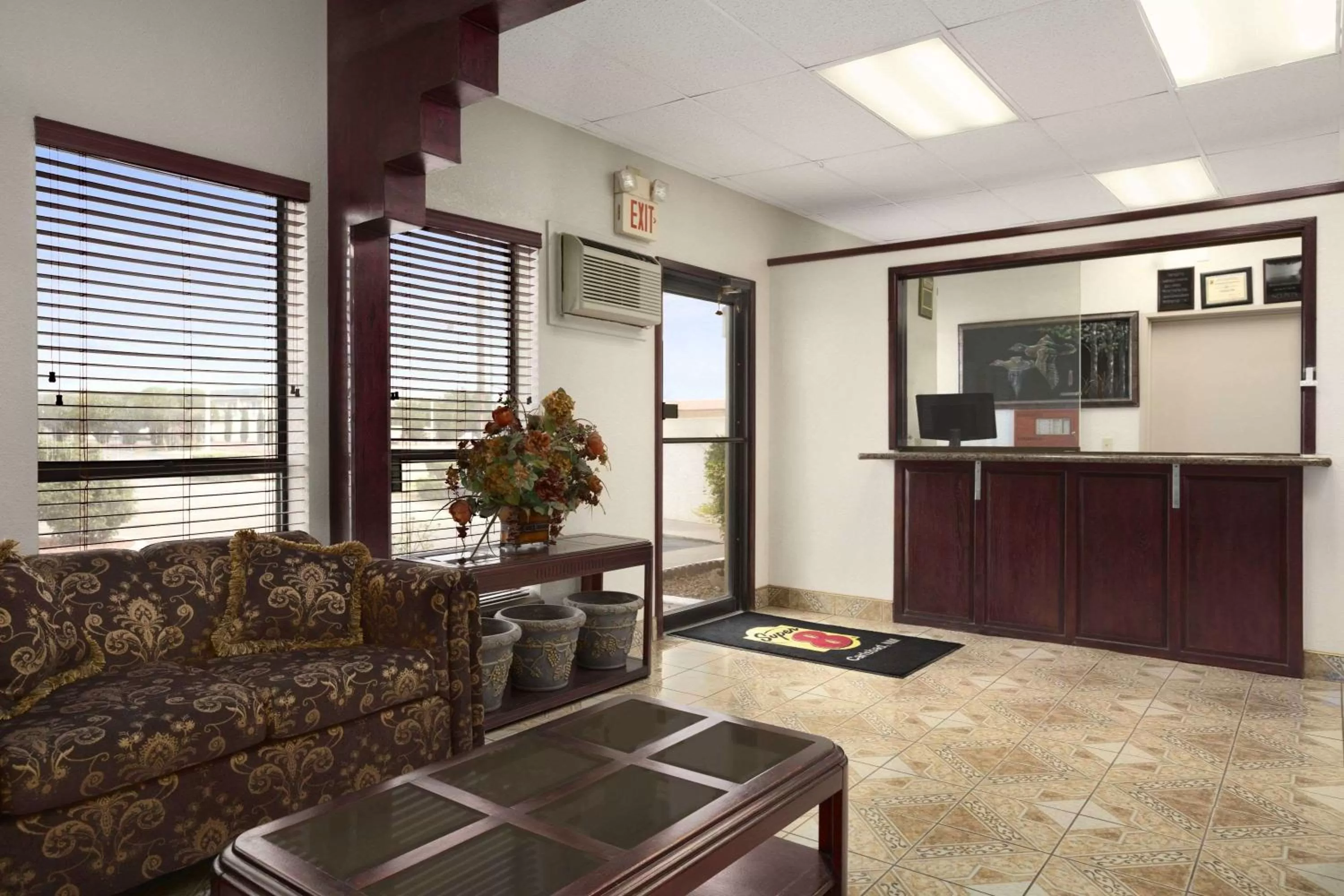 Lobby or reception in Super 8 by Wyndham Carlsbad