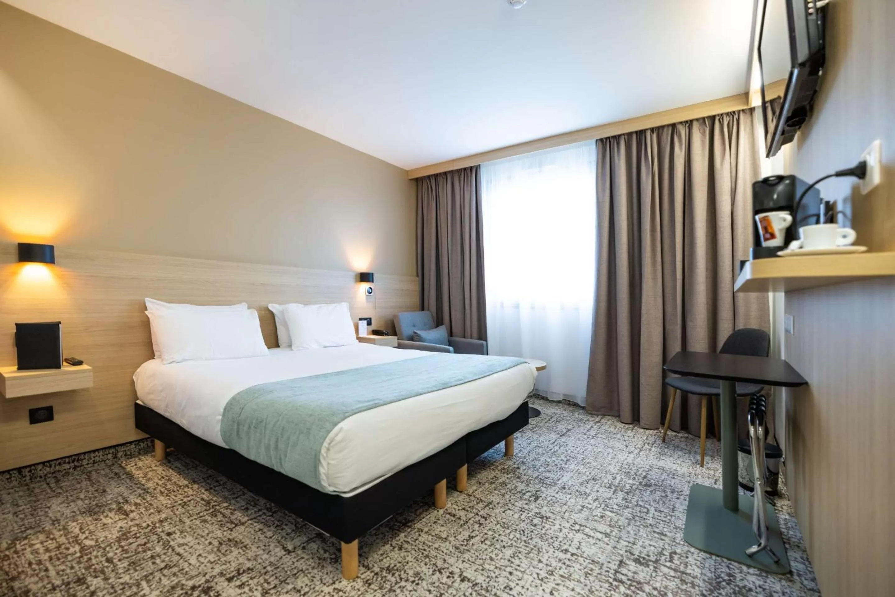 Executive Queen Room with Sofa Bed - Non-Smoking in Sure Hotel by Best Western Bordeaux Lac