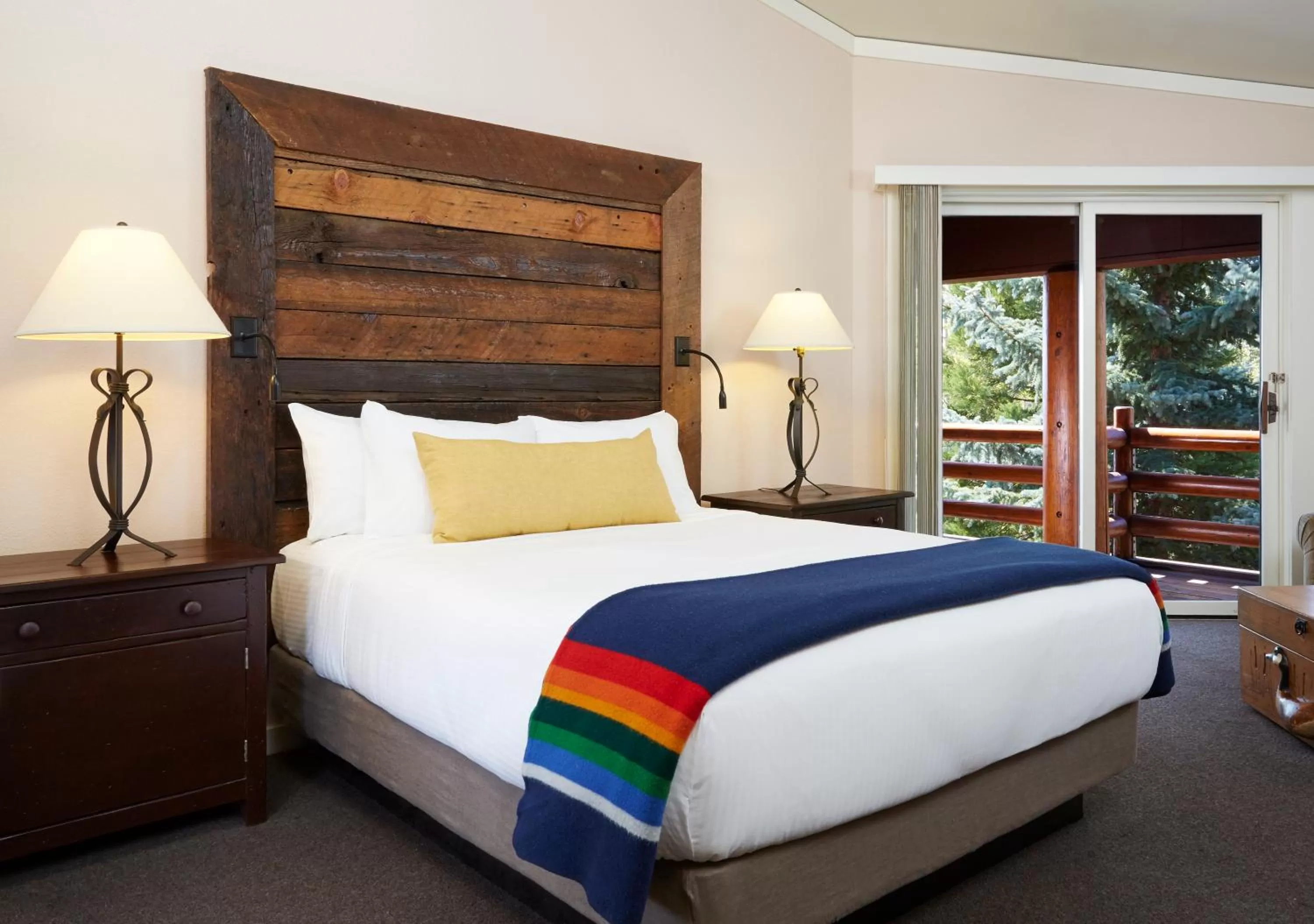 Queen Room with Partial Lake View in Sunnyside Resort and Lodge