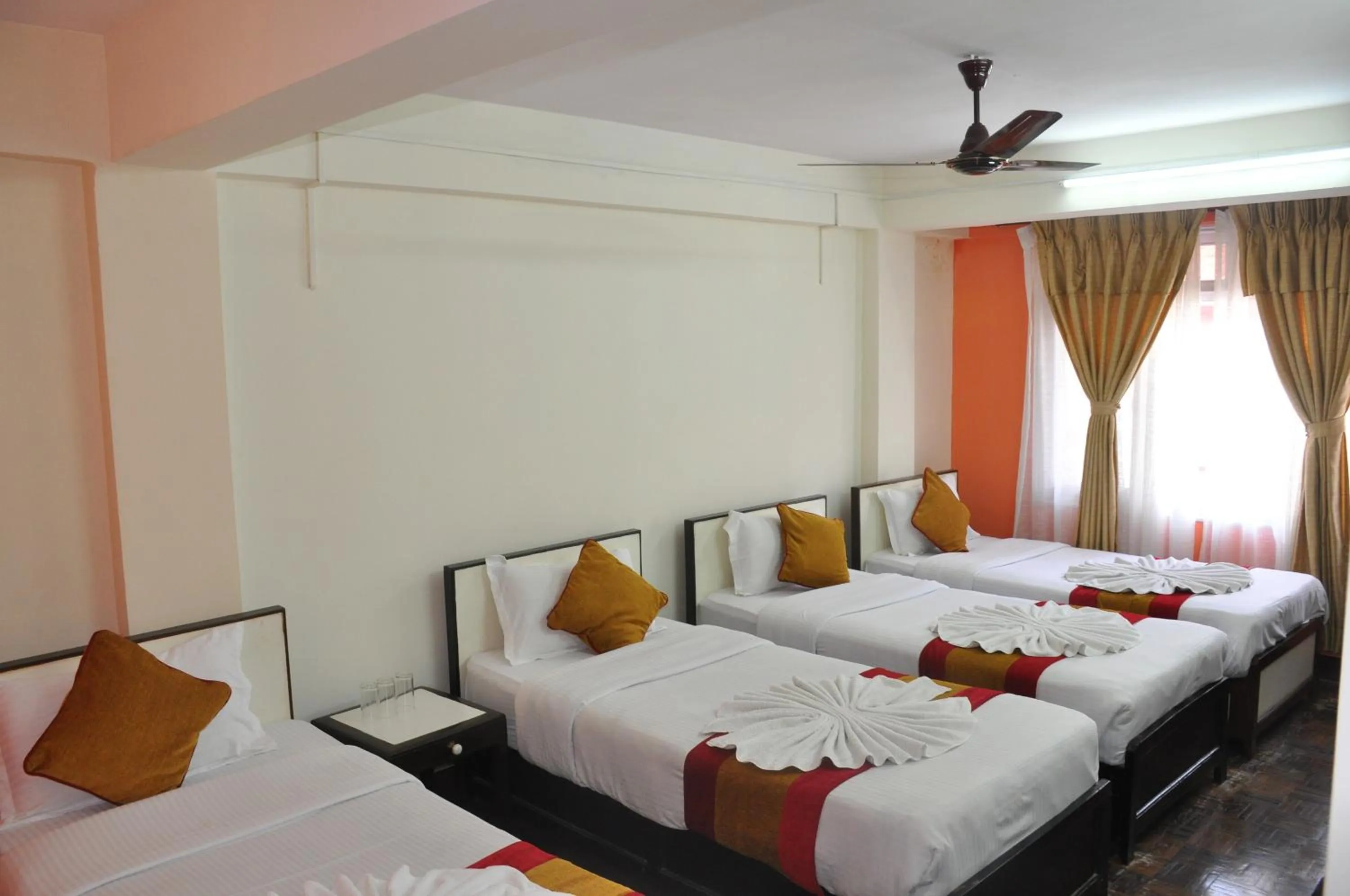 Single Bed in Mixed Dormitory Room in Hotel Pleasure Home