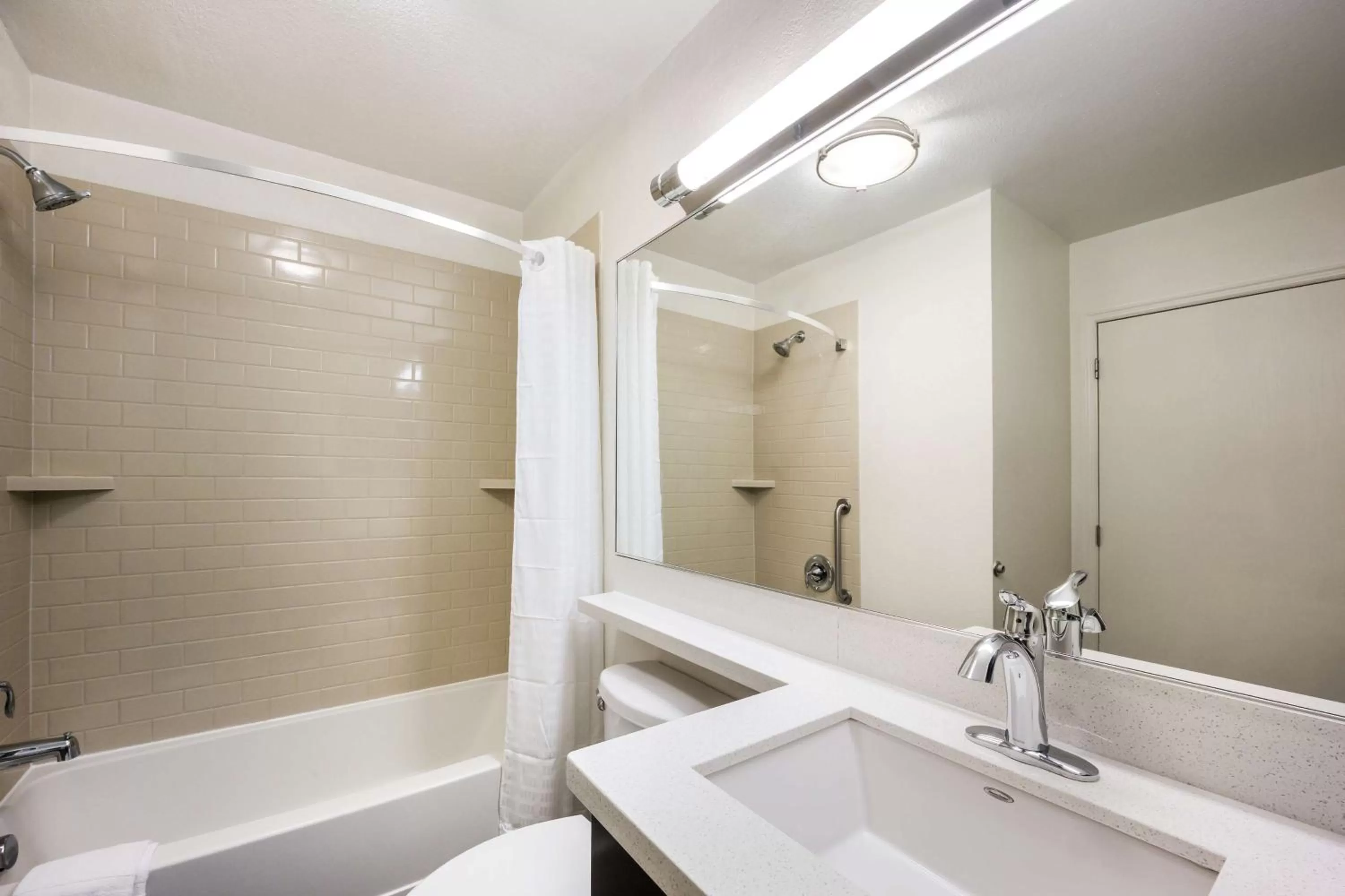 Queen Studio Suite with Bathtub - Mobility Accessible in Sonesta Simply Suites Las Vegas Convention Center