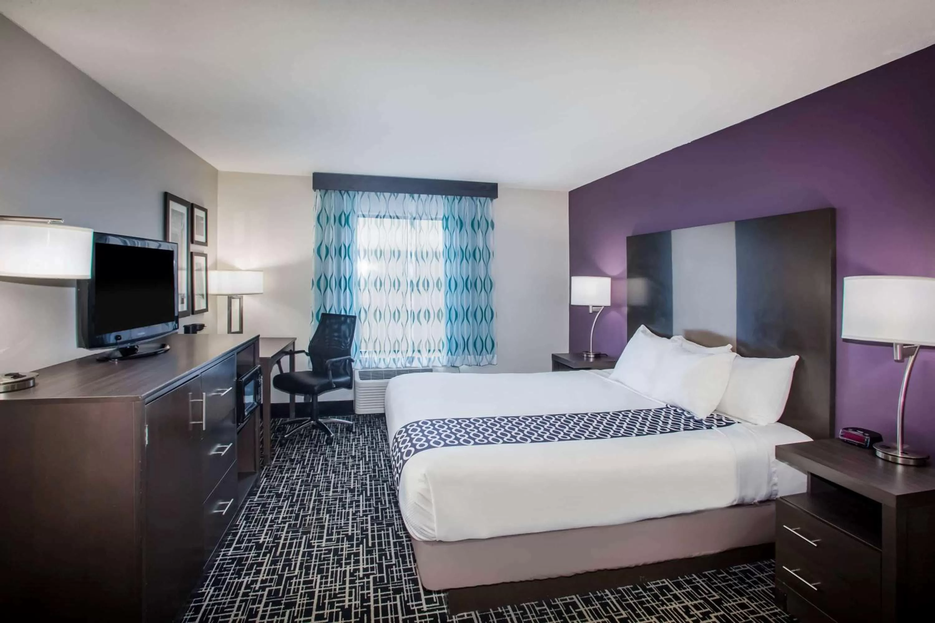 King Room in La Quinta Inn & Suits by Wyndham Pontoon Beach IL
