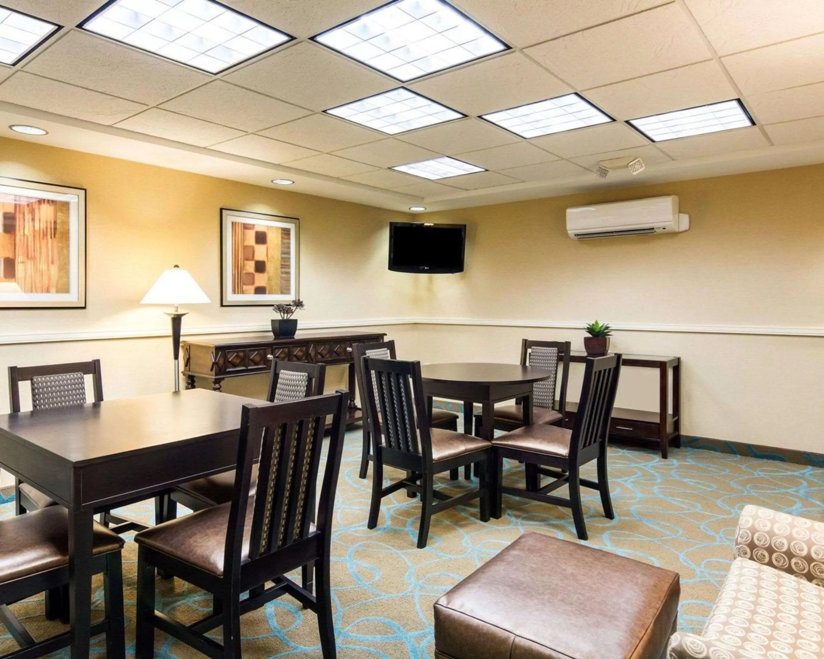 Restaurant/places to eat in Suburban Studios Quantico