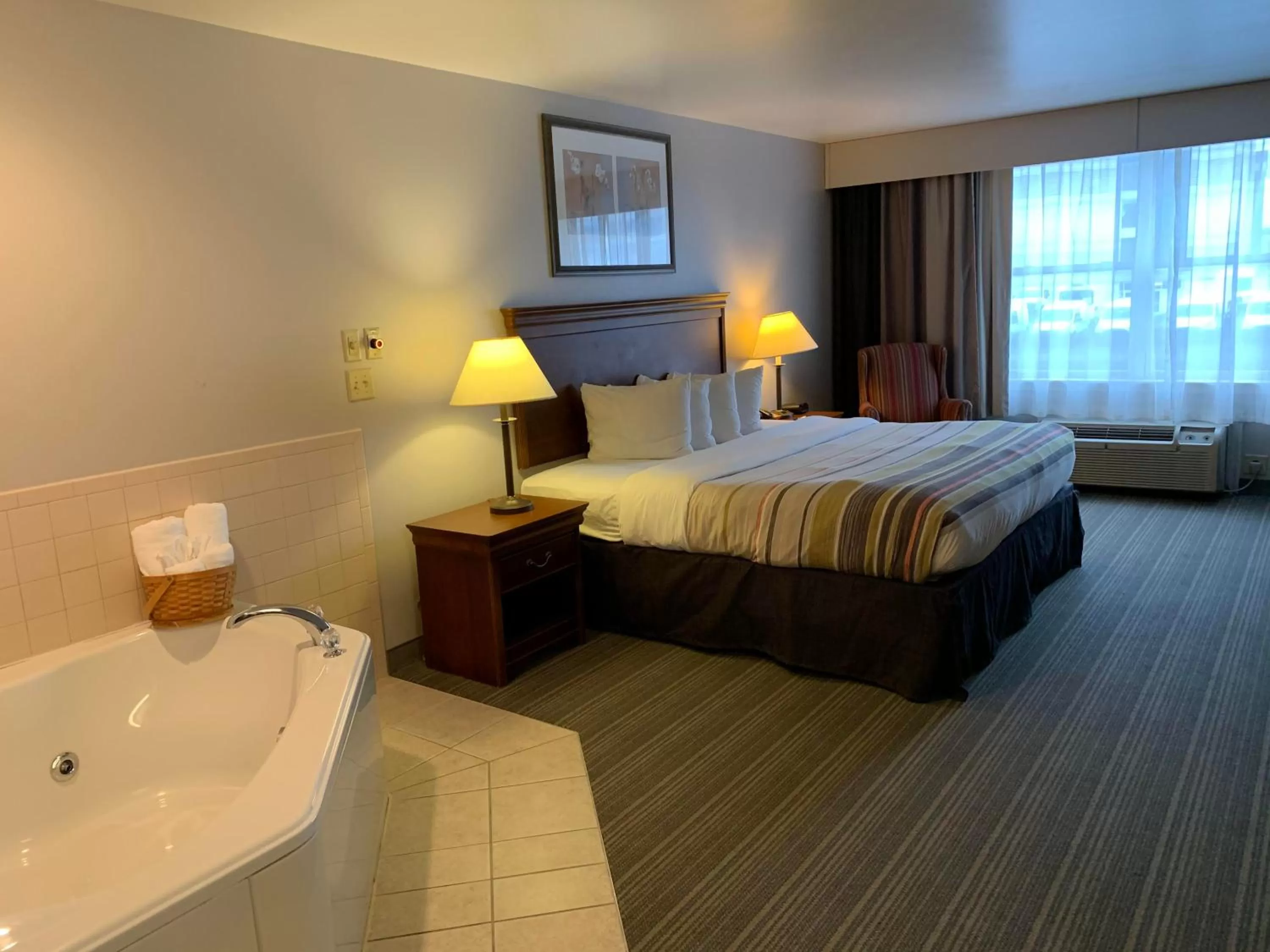 King Suite with Whirlpool - Non-Smoking in Country Inn & Suites by Radisson, Chambersburg, PA