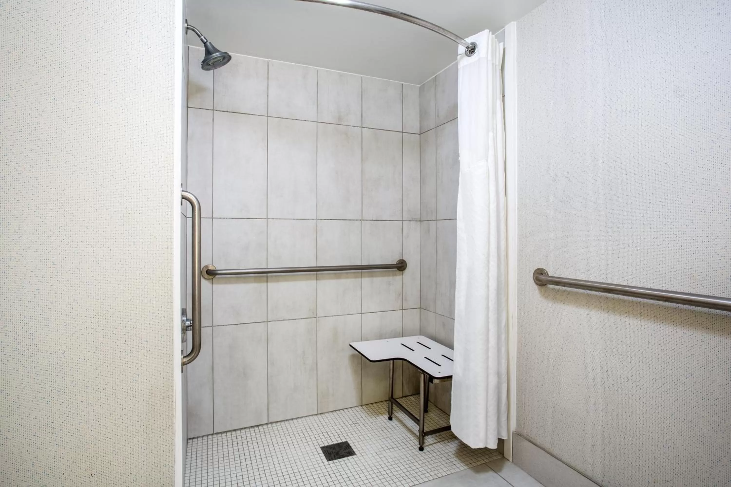 King Room - Hearing Accessible - Roll-in Shower in Holiday Inn Express Hotel & Suites Fort Wayne by IHG