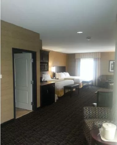 Queen Room with Two Queen Beds - Disability Access Tub/Non-Smoking  in Holiday Inn Express & Suites Arkadelphia - Caddo Valley, an IHG Hotel