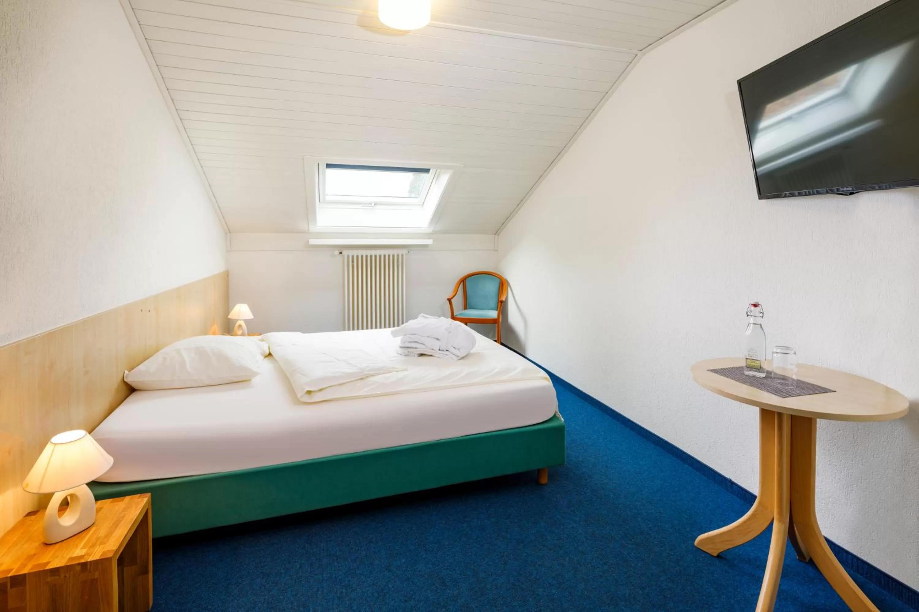 Budget Single Room with Shared Bathroom in Central Hotel Post