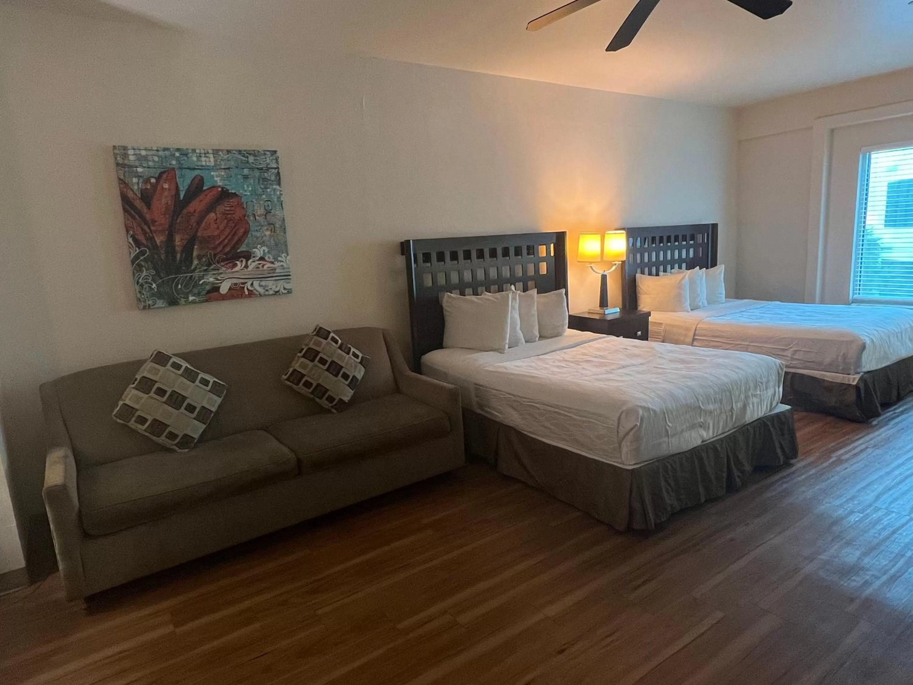 Deluxe Queen with Kitchenette and Sofa Bed in Sunchase Inn & Suites