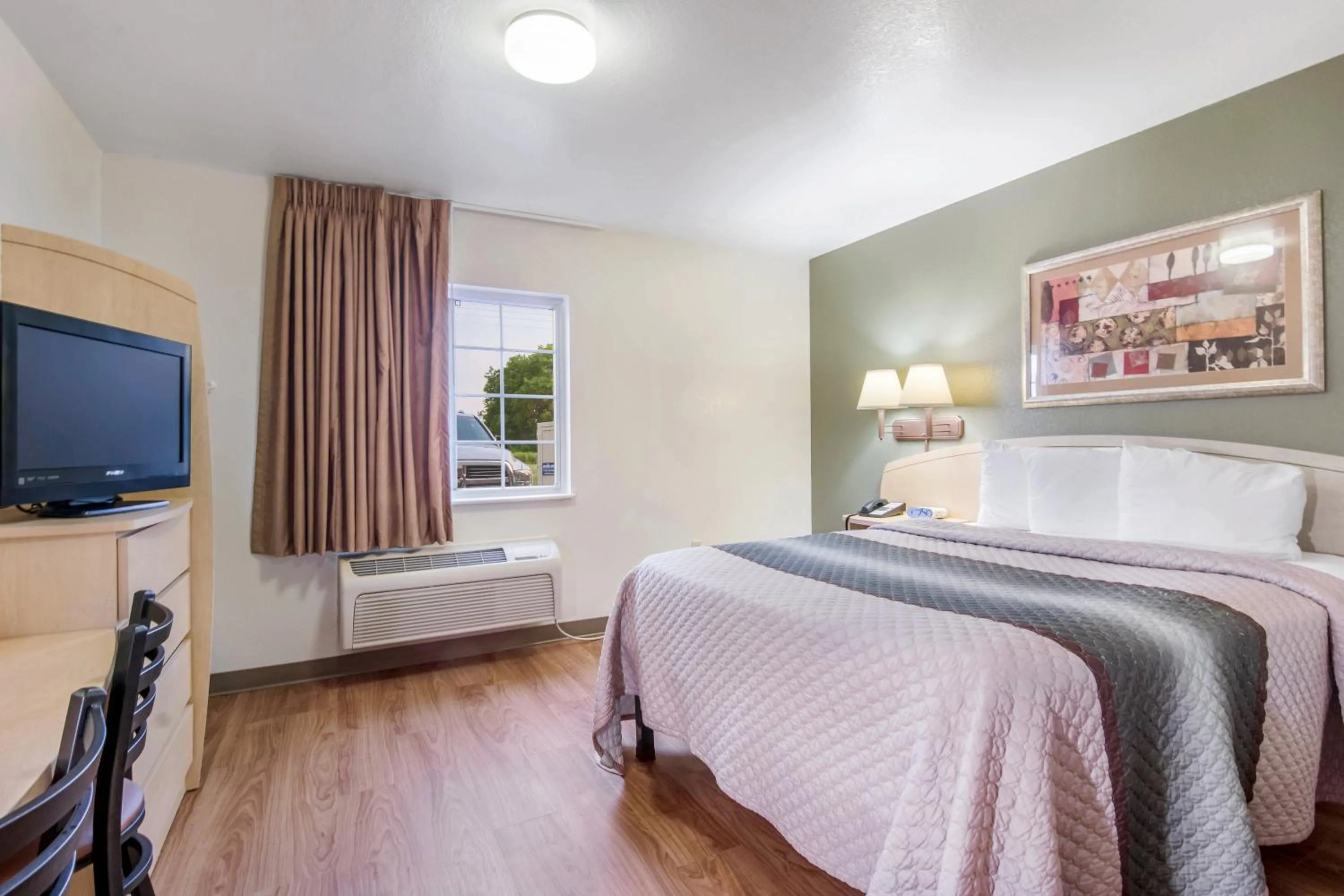 Studio Queen Room Disability Access Non-Smoking in HomeTowne Studios & Suites by Red Roof Bentonville