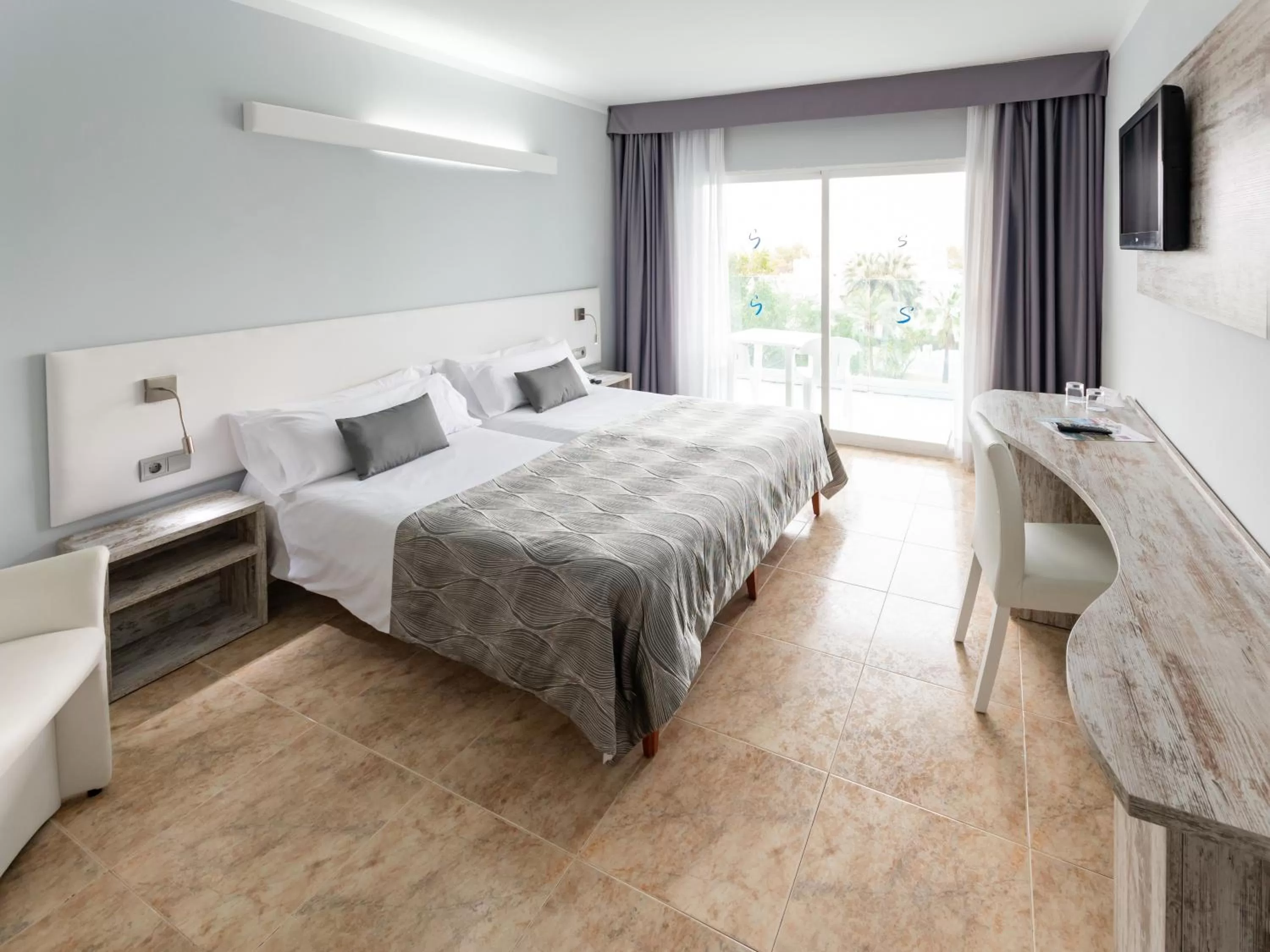 Quadruple Room with Balcony in Hotel Bahia del Sol