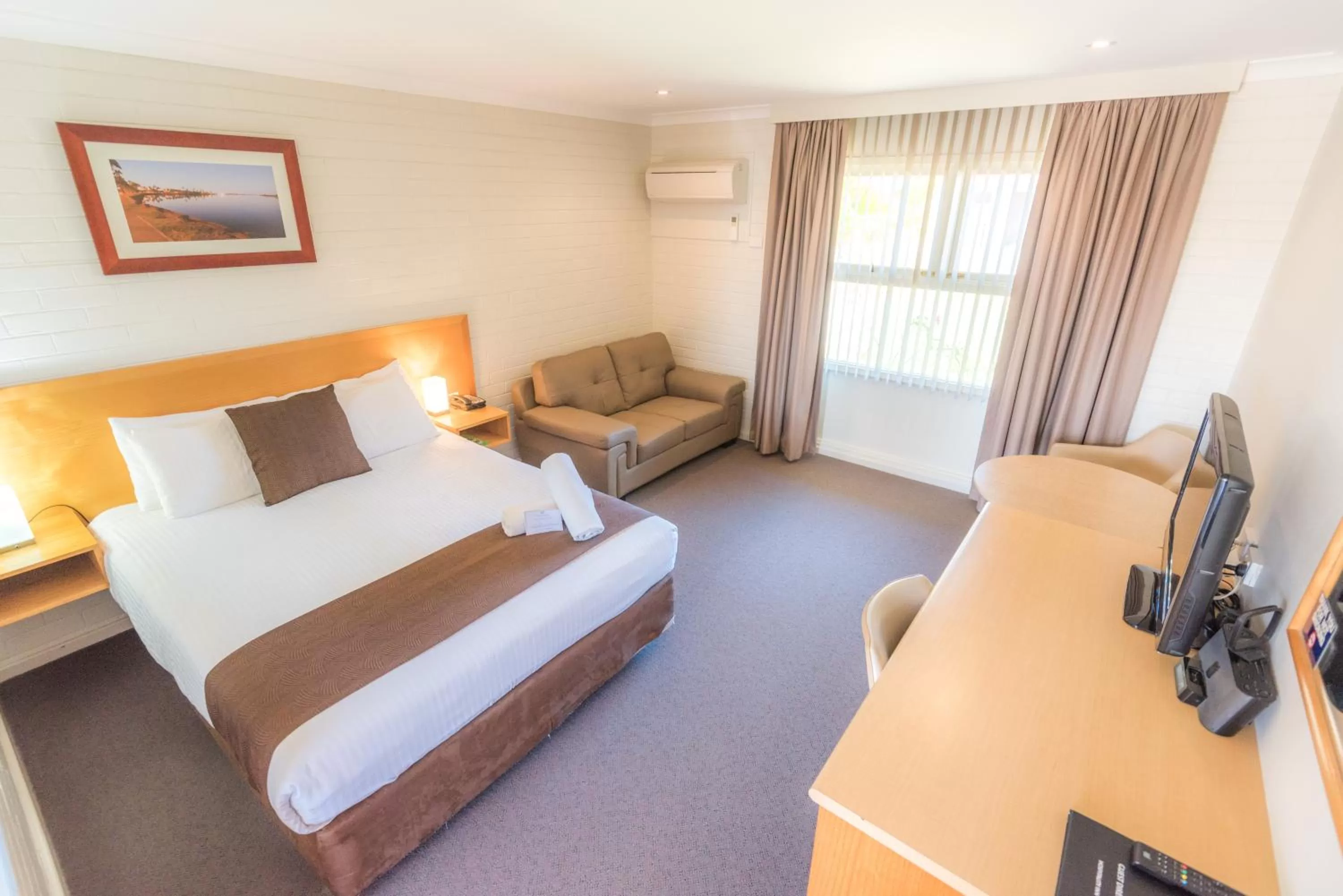 Executive Queen Room in Hospitality Carnarvon, SureStay Collection by Best Western