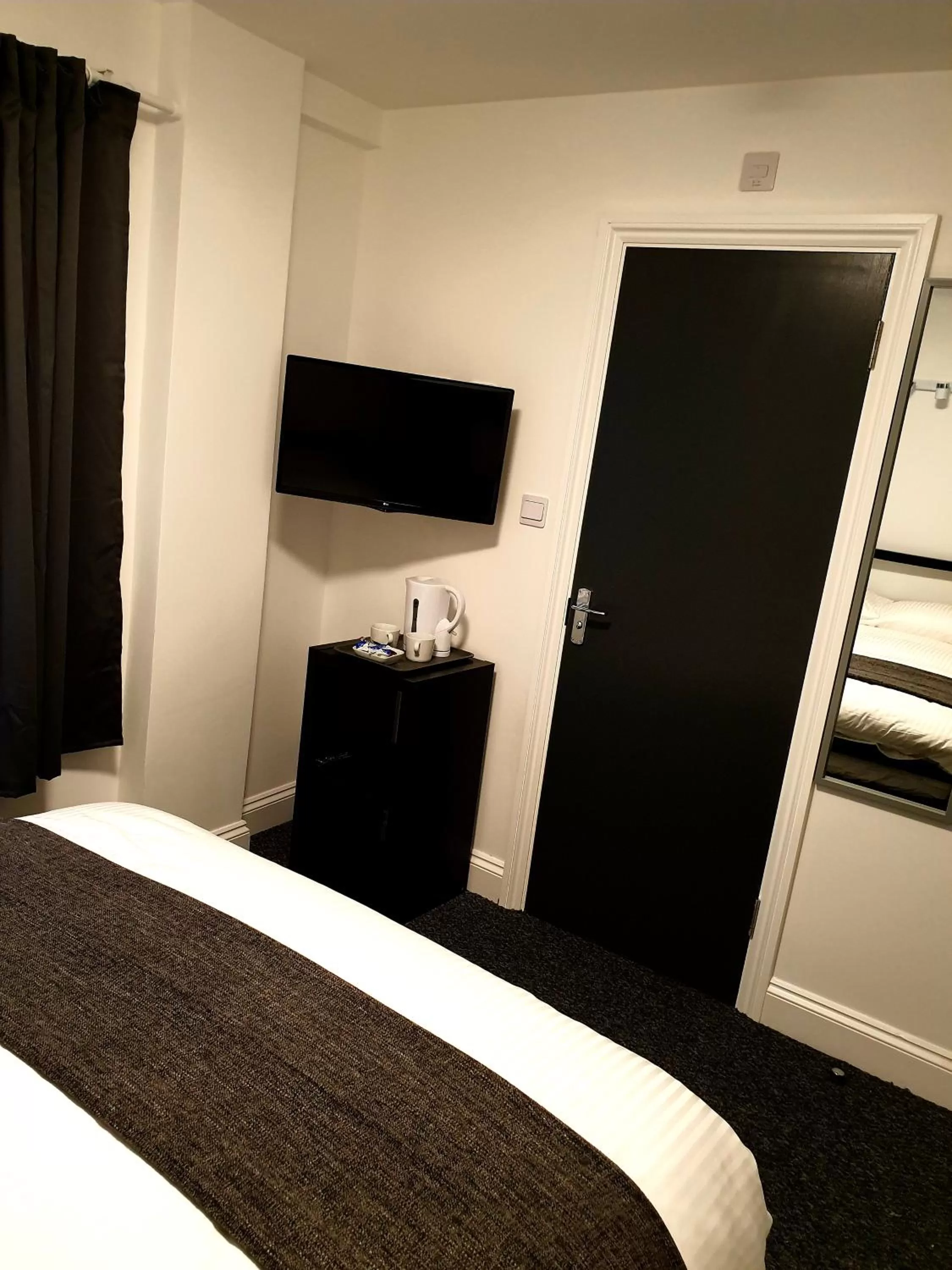 Double Room with Private Bathroom in Wanstead Hotel