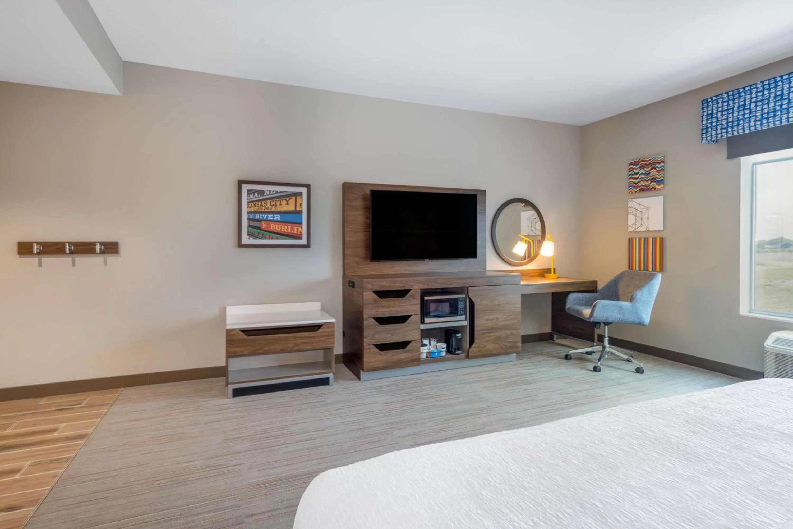 King Room with Bath Tub - Mobility and Hearing Access in Hampton Inn Kansas City Southeast, Mo