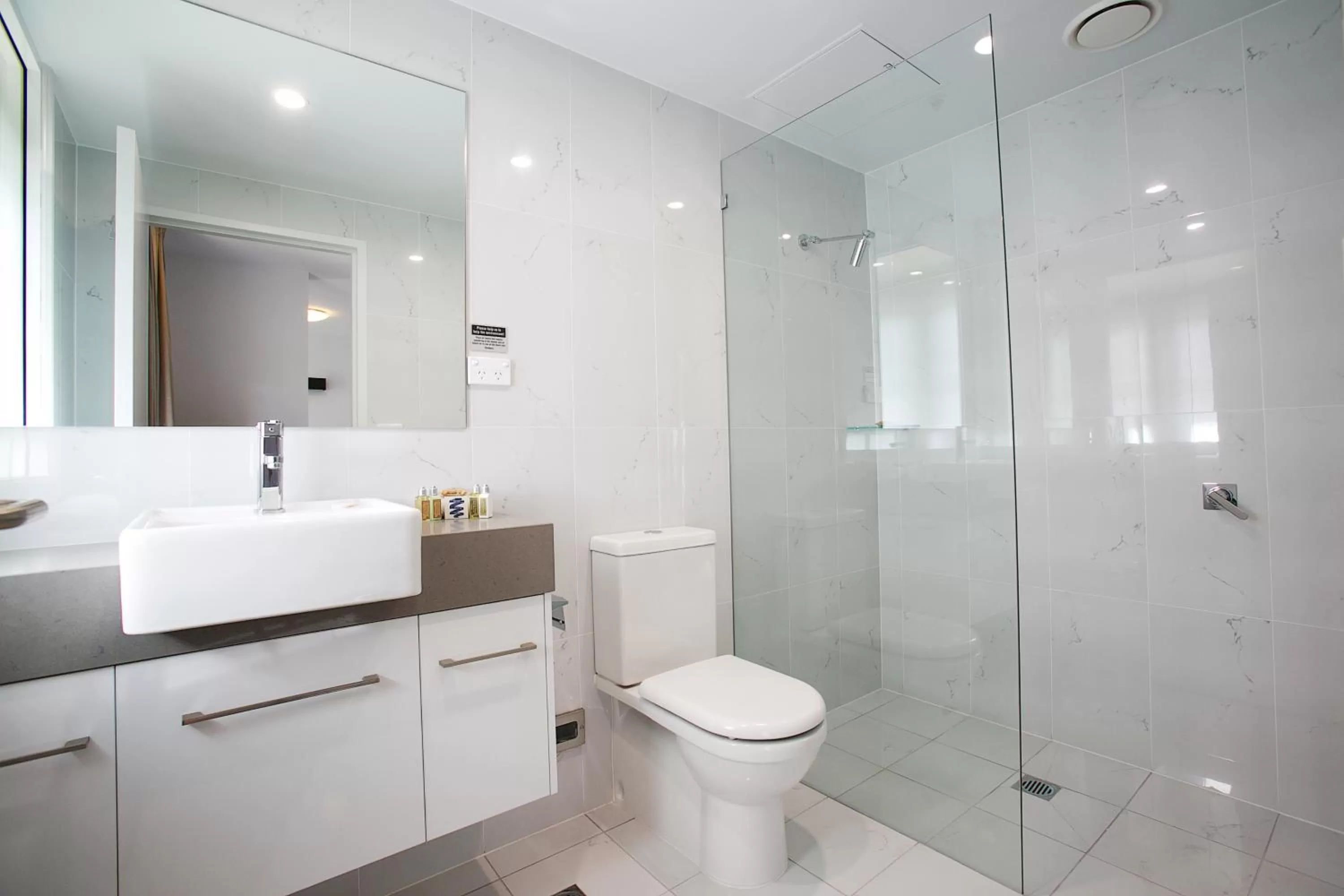 Deluxe Queen Room in The Lucky Hotel