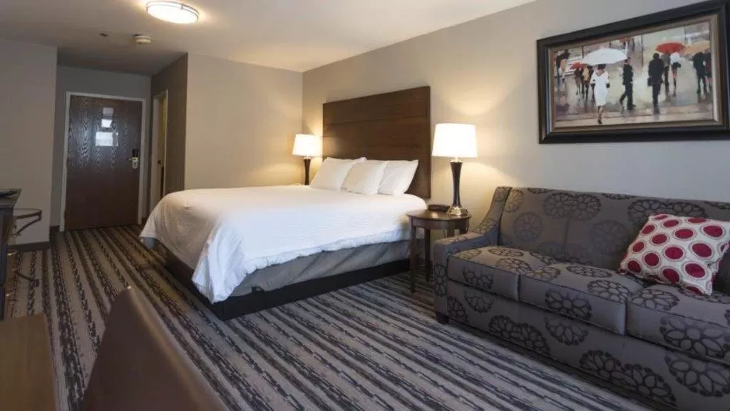 Deluxe King Room in Colonial Hotel