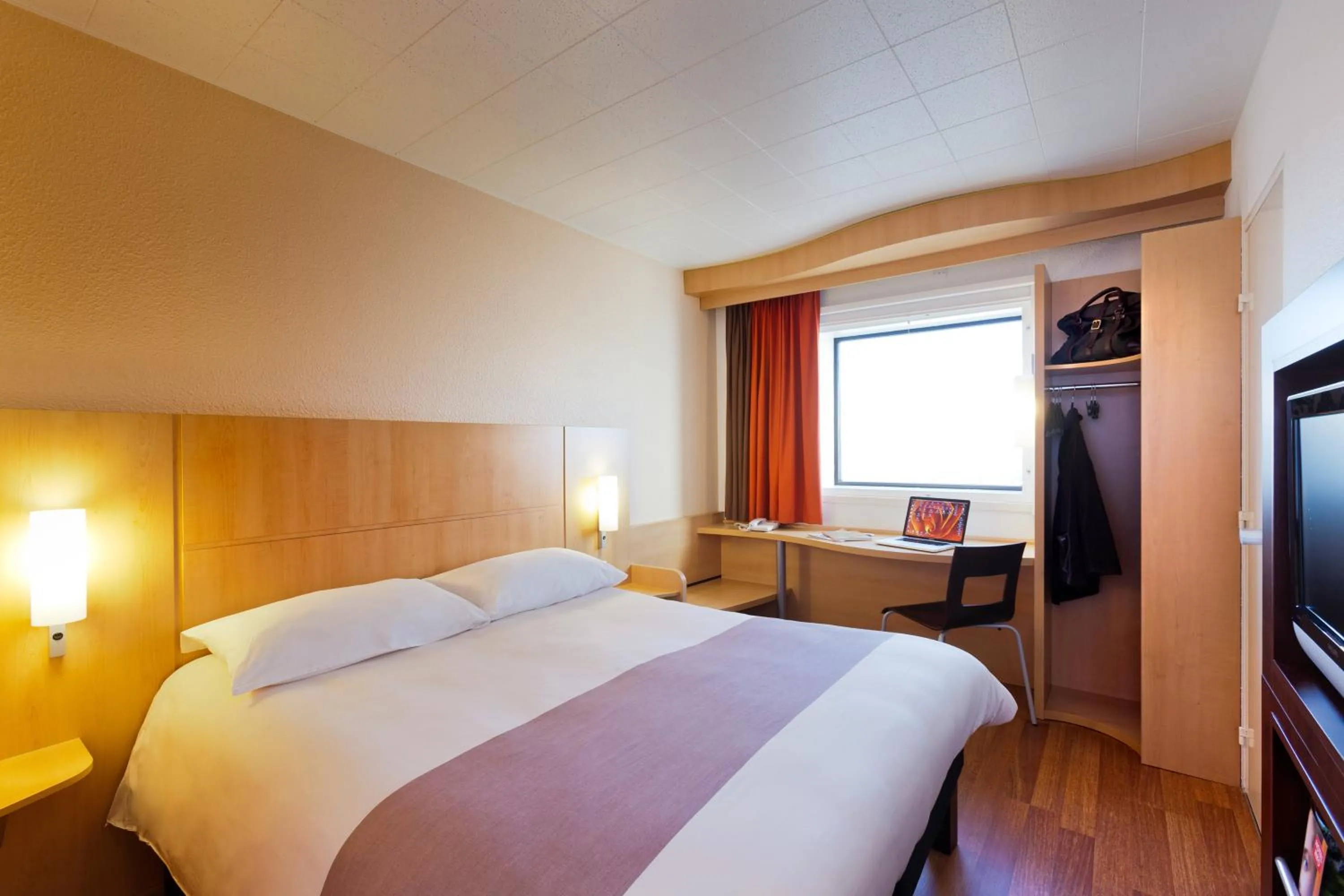 Standard Double Room in ibis Paris la Défense Centre