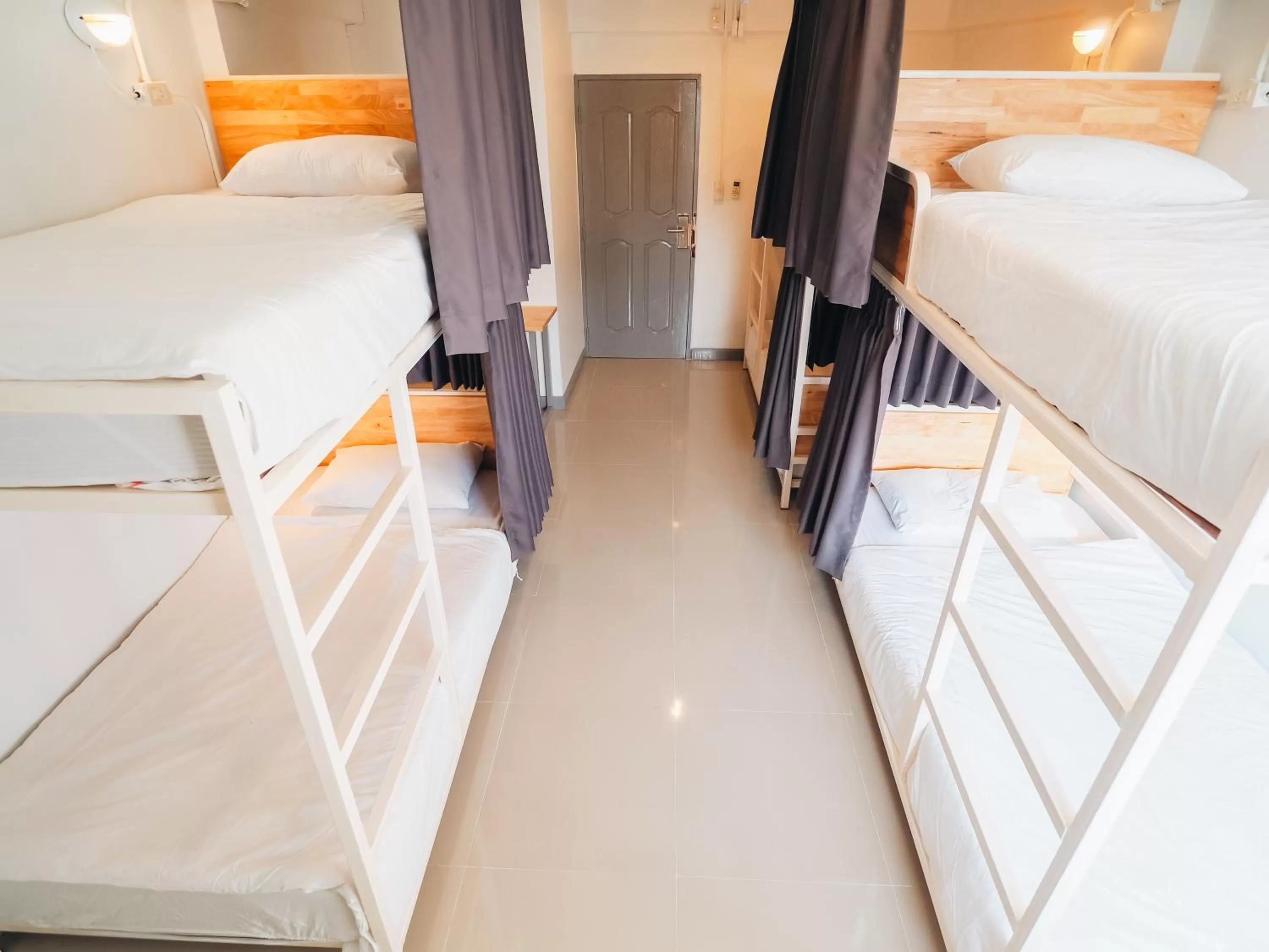6-Bed Mixed Dormitory Room in Loyy Hotel