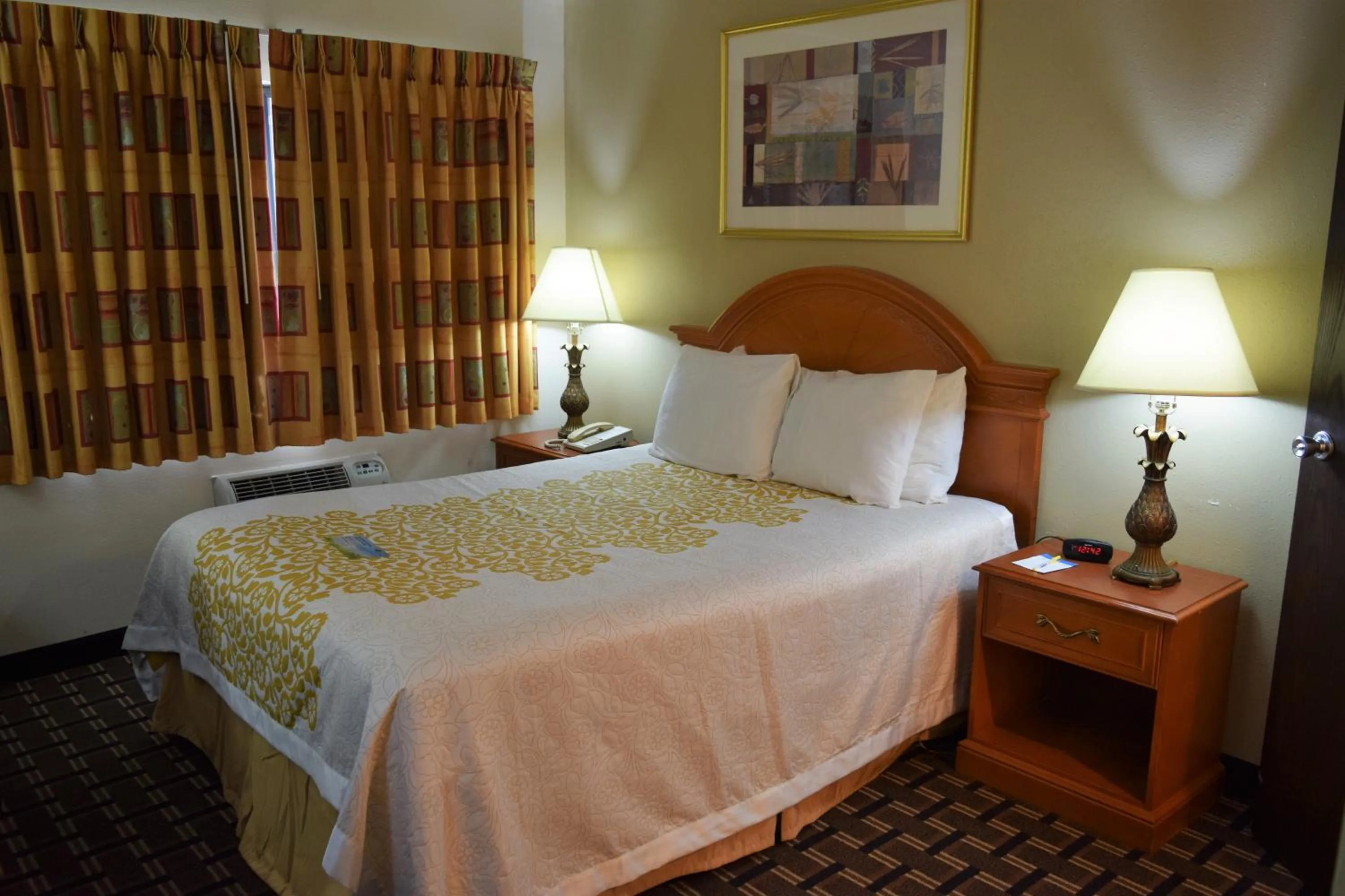 Queen Room - Non-Smoking in Days Inn by Wyndham Portage Cascade Mountain area