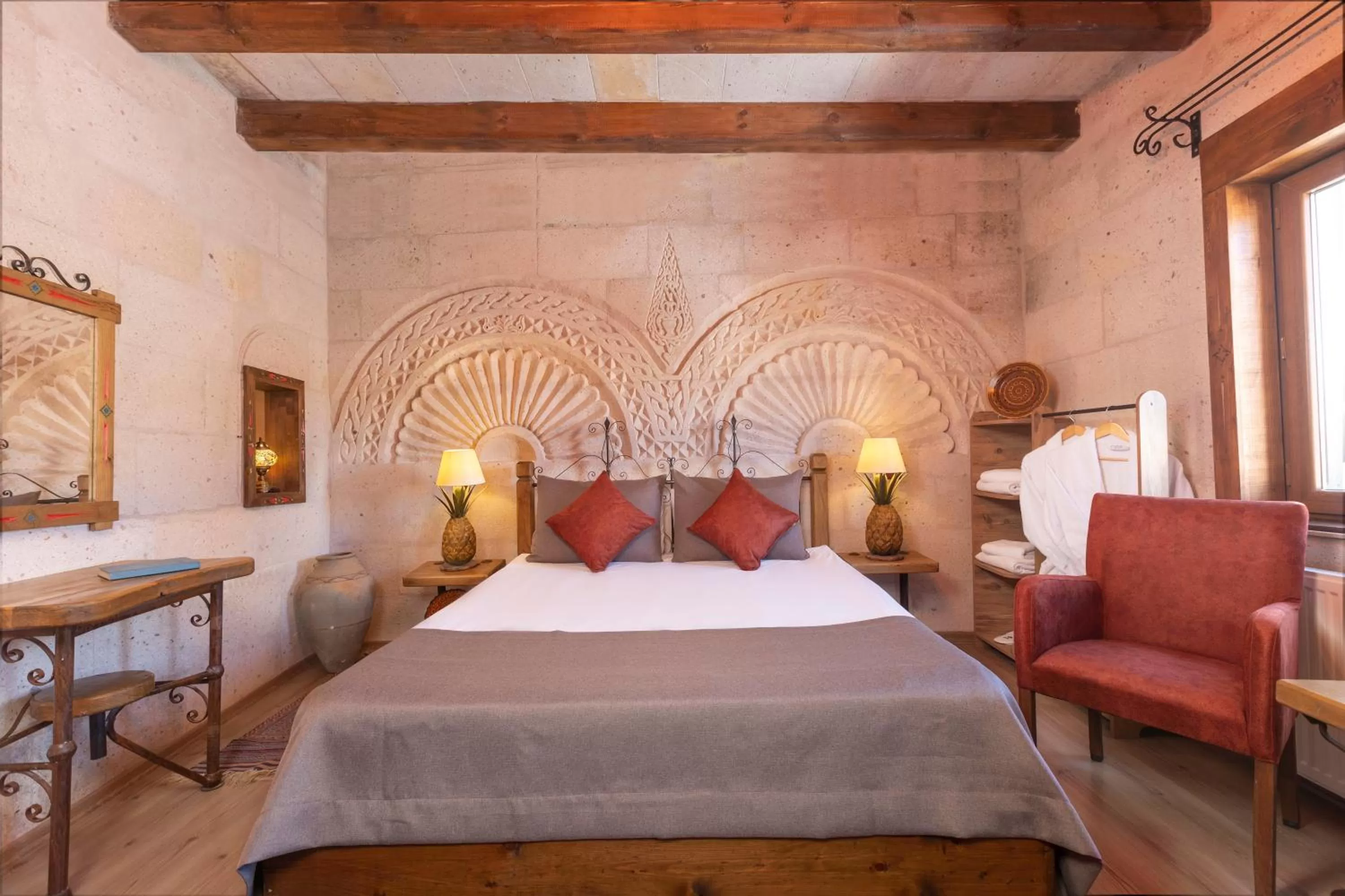 Suite with Hot Tub in Maron Stone House