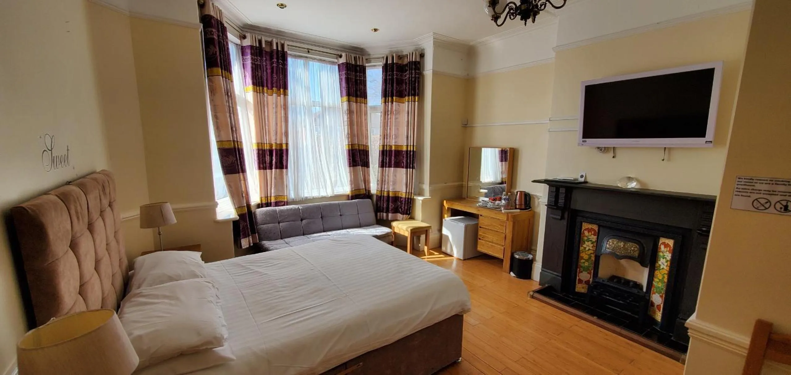 Double Room with Private Bathroom in Diamonds Guest House