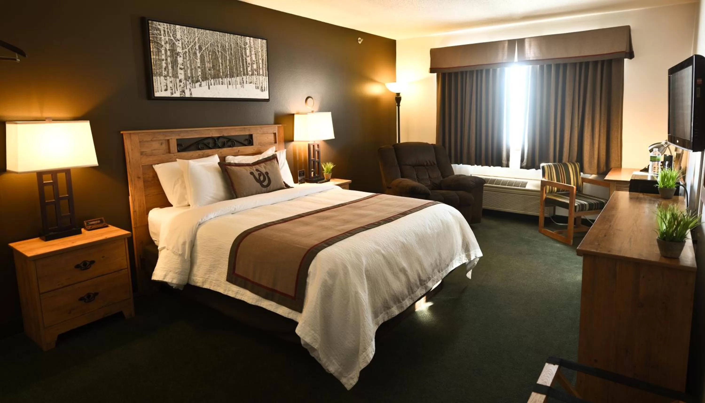 Queen Room in Draft Horse Inn and Suites