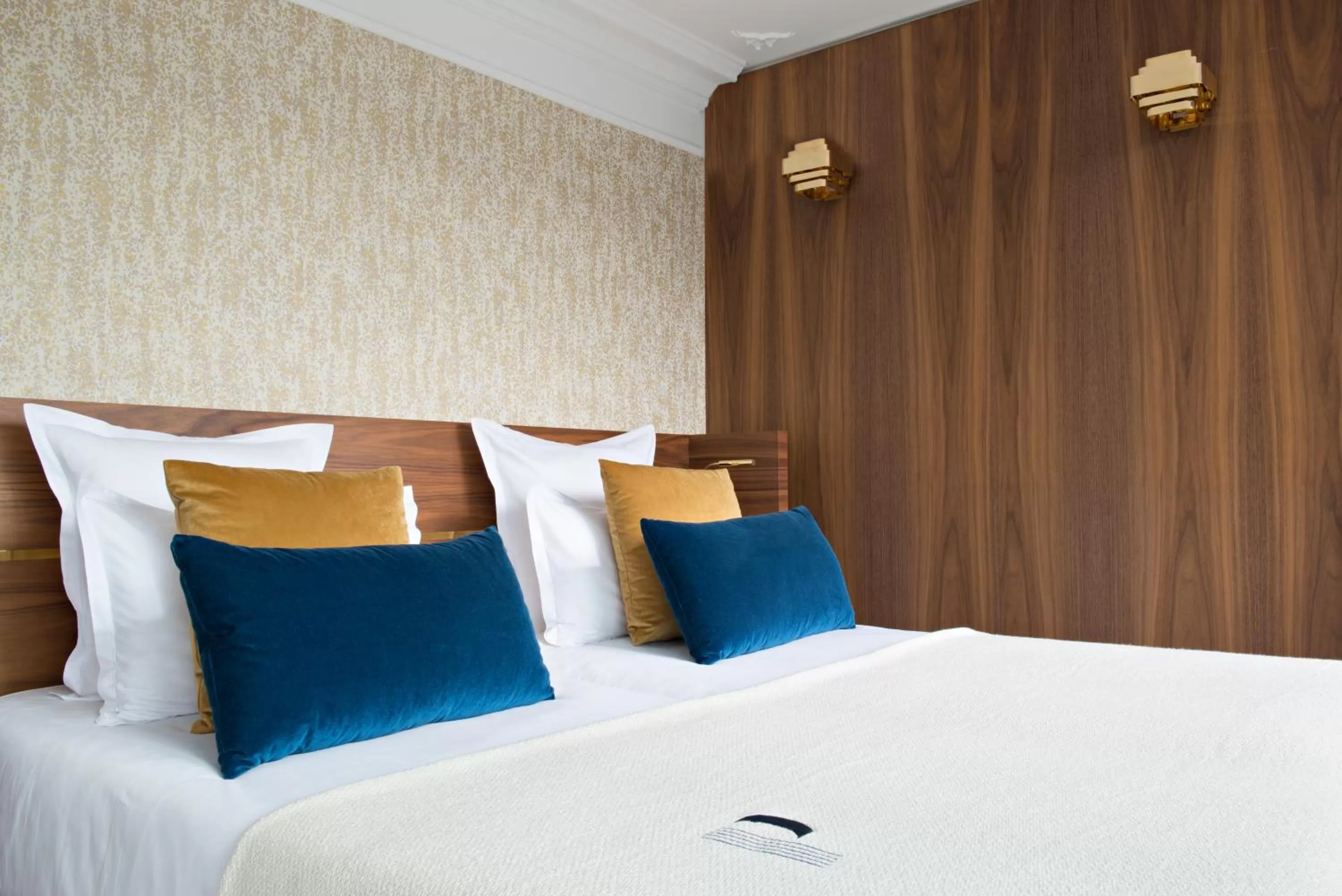 Deluxe Double Room with Private Access to Hammam and Fitness Center in Hotel Parister Piscine & Spa