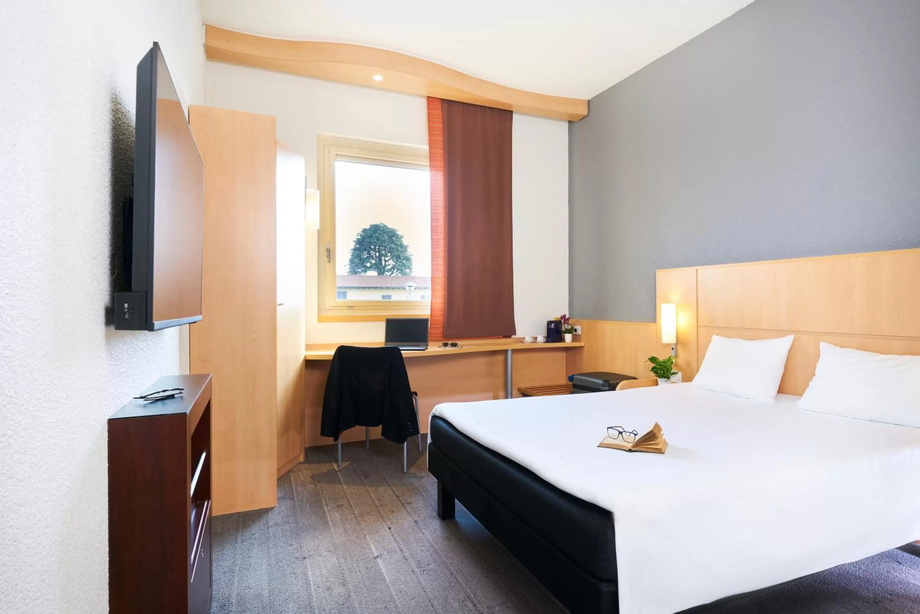 Bed in Ibis Como