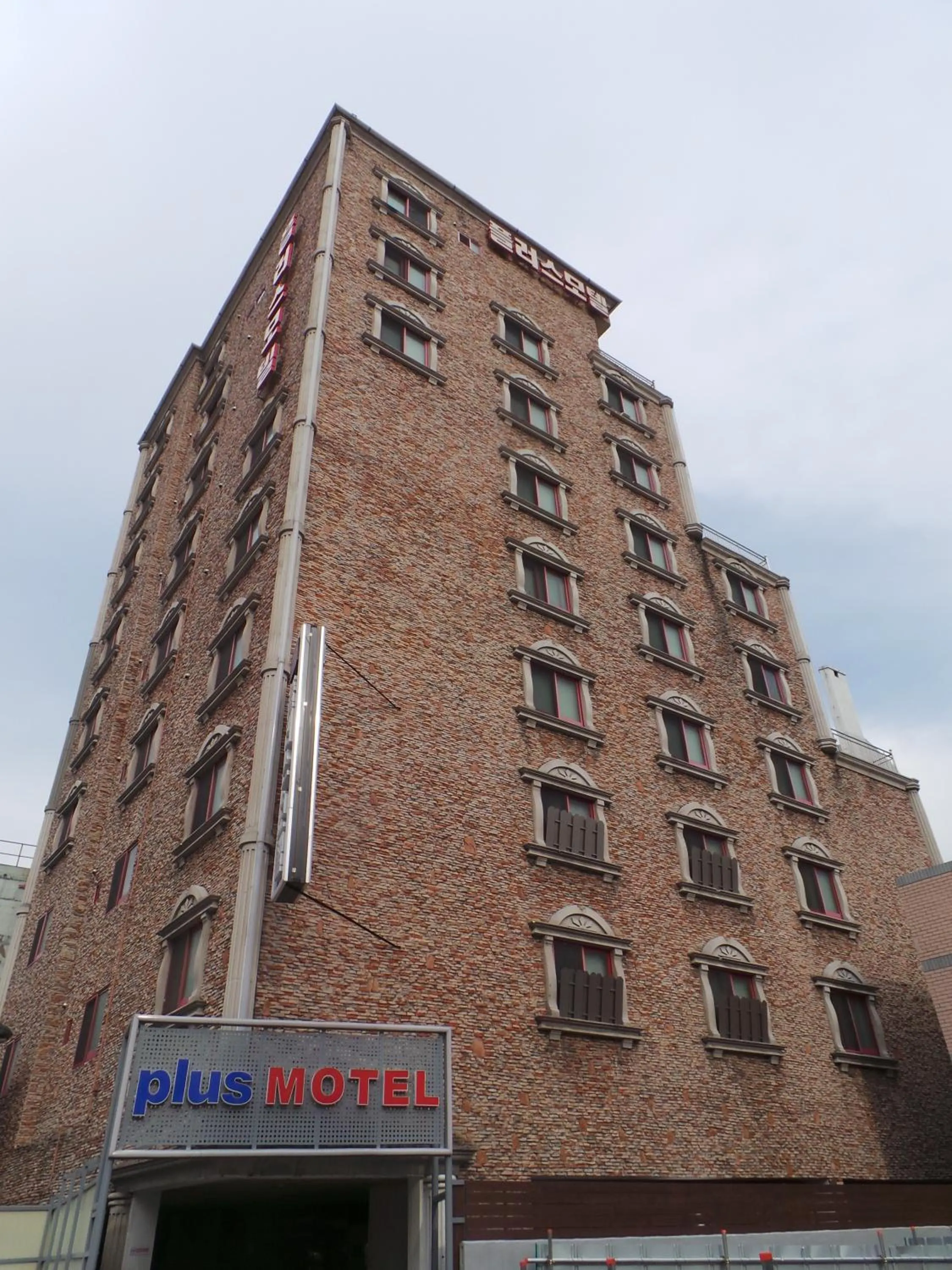 Plus Motel