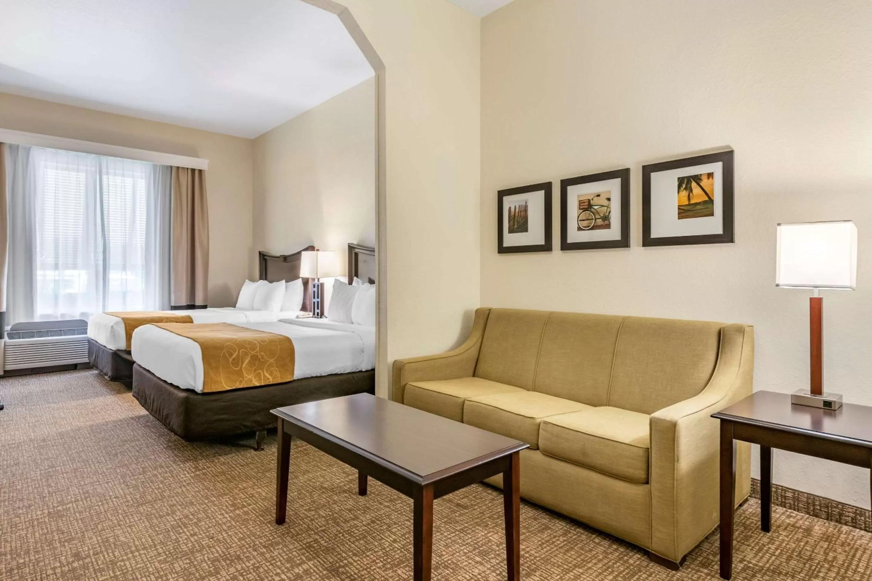 Queen Suite in Comfort Suites Maingate East
