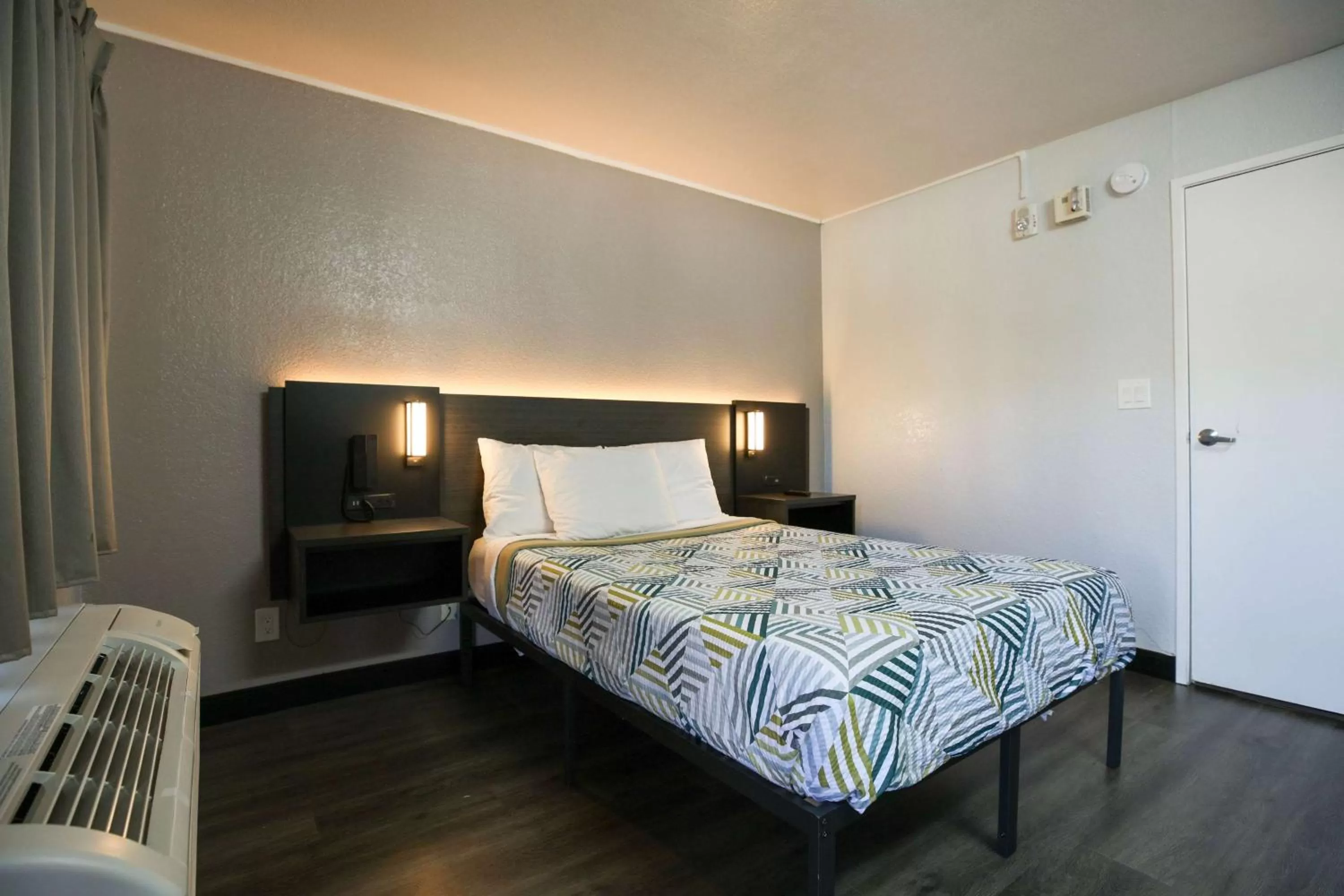 Deluxe Queen Room - single occupancy - Non-Smoking in Motel 6-Sacramento, CA - Central